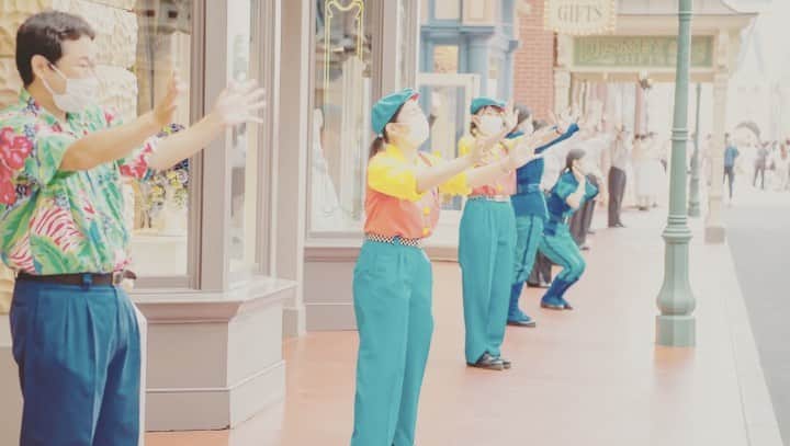 のインスタグラム：「. . This is the place. . BGMは東京ディズニーリゾートのテーマソングです🏰🌈. 30秒からミッキー達も出てくるので. よかったら最後まで見てね🥺❤️. . . これでひとまずは再開初日関連の投稿は. 終わりにします☺️. . . ほんとうにキャストの皆さんをはじめ、. 再開のこの日まで、. 私たちゲストを迎えるために. 私たちの見えないところで. ずーーーーっと準備を進めてくださっていた. 関係者のみなさん、本当にありがとうございました🥺✨. . . たくさんの頑張りの上で再開した幸せ溢れるこの場所を. 今度はわたしたちゲスト一人一人が. しっかり準備して対策して、 守っていきたいですね☺️✨. . .  disney #disneyland #tokyodisneyresort #tdr #tdl #disneygram #instadisney#disneyparks #disneyfan #disneyphoto #disneypic  #Disneyside #Disneylove #tokyodisneyland #disneylandtokyo #ディズニーコーデ #disneylover #tokyodisneyland#disneyphotography #japan #japan_of_insta #japan_day _view #disneylandtokyo #disneylandjapan #シンデレラ城 #mickeyballoons #cinderella#cinderellacastle #japan_daytime_view  #東京ディズニーリゾート #東京ディズニーランド #ディズニー #ディズニー風景」