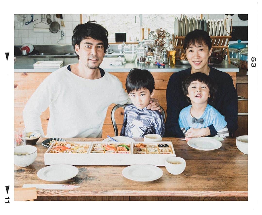 セソコマサユキのインスタグラム：「竹富島在住の写真家・水野暁子さんによるSQUA連載コラム「八重山、光と風の栞をはさんで」の第３回「家族写真」を更新しました。今回は、ヤギの親子を通してみる、家族のあり方のお話。ハーフカメラの雰囲気も素敵。家族写真っていいよね。ちなみに我が家の最新の家族写真はお正月でしたよ。お節とヴェノム、、、 ・ プロフィール→SQUA web→読み物→note でご覧いただけます。  @squa_okinawa  @akiko_mizuno_photography   #沖縄 #okinawa #沖縄旅行 #暮らし #ライフスタイル #SQUA #SQUAMAP #写真 #写真好きと繋がりたい #沖縄好きと繋がりたい #竹富島 #石垣島 #八重山諸島 #離島 #水野暁子 #八重山光と風の栞をはさんで」