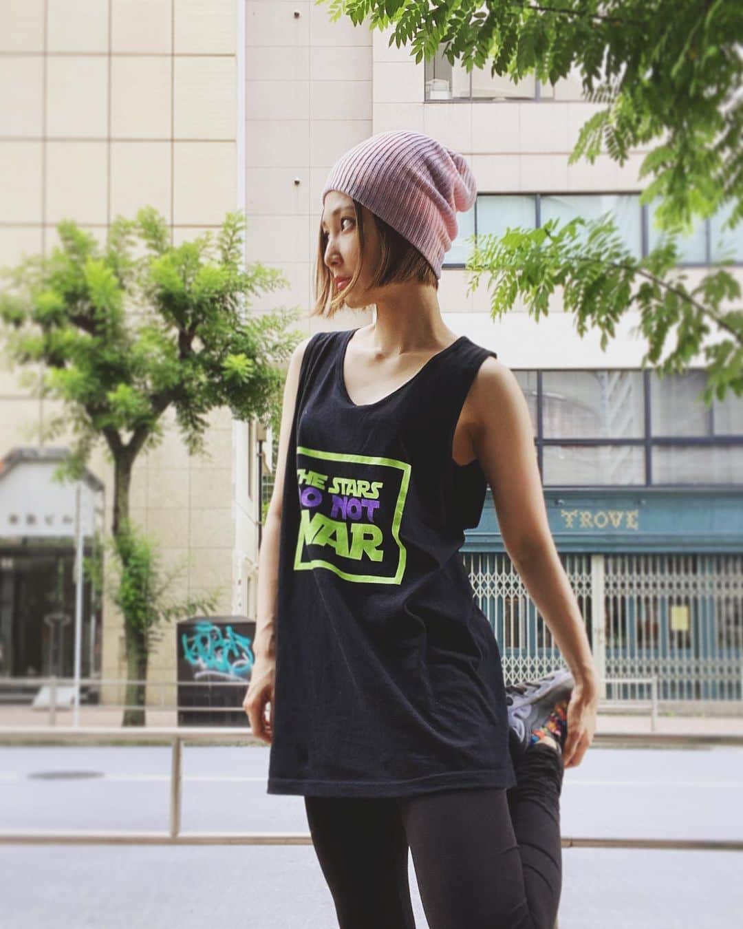 のインスタグラム：「. このタンクトップめちゃくちゃかわいい💚💜💚 THE STARS 【DO NOT】WARだよ こうゆうの素敵だなぁ . . @shen037 感謝🙏🏻✨」