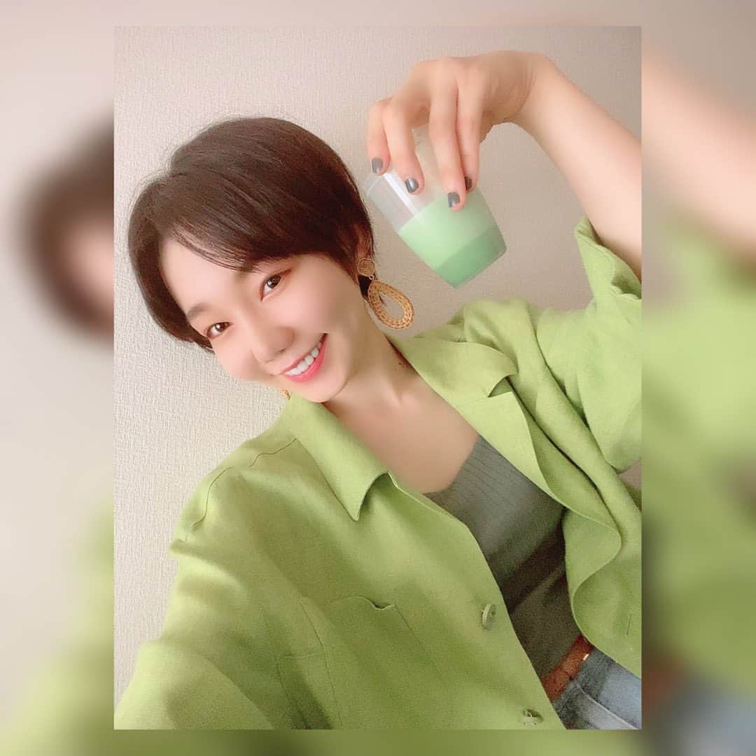 樋口みどりこさんのインスタグラム写真 - (樋口みどりこInstagram)「青汁女子だよ🍹🥬 #green #greencode  #greenjuice  #health #summer #rain  #rainyday  #july  #shorthair  #shorthairstyle #chanel  #jacket  #夏 #緑 #みどりのある暮らし  #緑コーデ  #緑ネイル #みどりこ  #梅雨 #7月 #青汁 #飲んでます #オススメ #教えてください  #健康 #気になる #ママのおさがり #シャネル #ジャケット #ジャケットコーデ」7月3日 9時48分 - higuchimidoriko