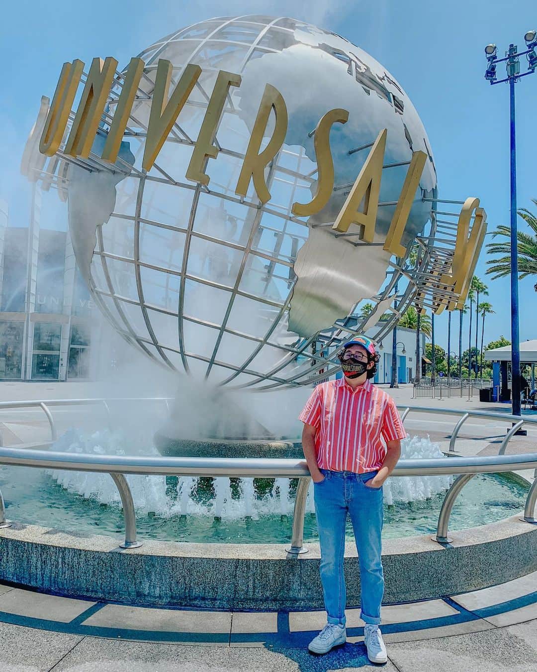 ブリー・キッシュのインスタグラム：「a day of uni studios new retro merch, @vanleeuwenicecream’s honeycomb milkshakes and lots of love for the BIRTHDAY BOY @matthew_serrano 💛✨」