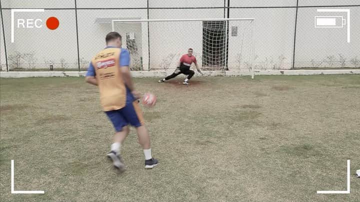 アレッサンドロ・ローザ・ヴィエイラのインスタグラム：「VÍDEO - LINK NO STORIES   Experiência Falcão 12 e @mister.ricardinho x @leonardoc98_ e @l.lino17   Quem venceu? Corre lá @canal_falcao12 @goleiroflamarion21」