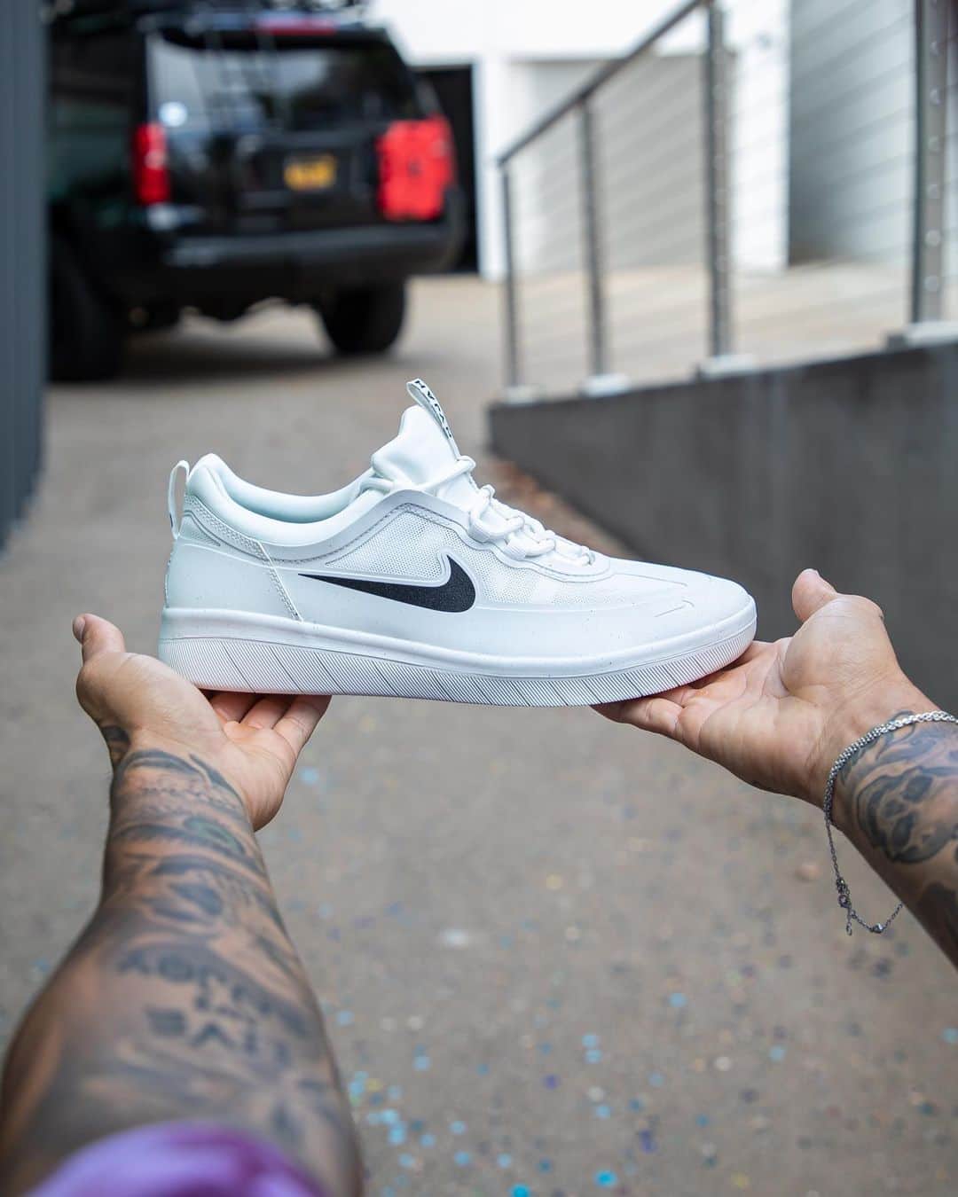 ナイジャ・ヒューストンのインスタグラム：「The whites are cleannn😍 Who’s feelin the new design?? #NYJAH2 @nikesb」