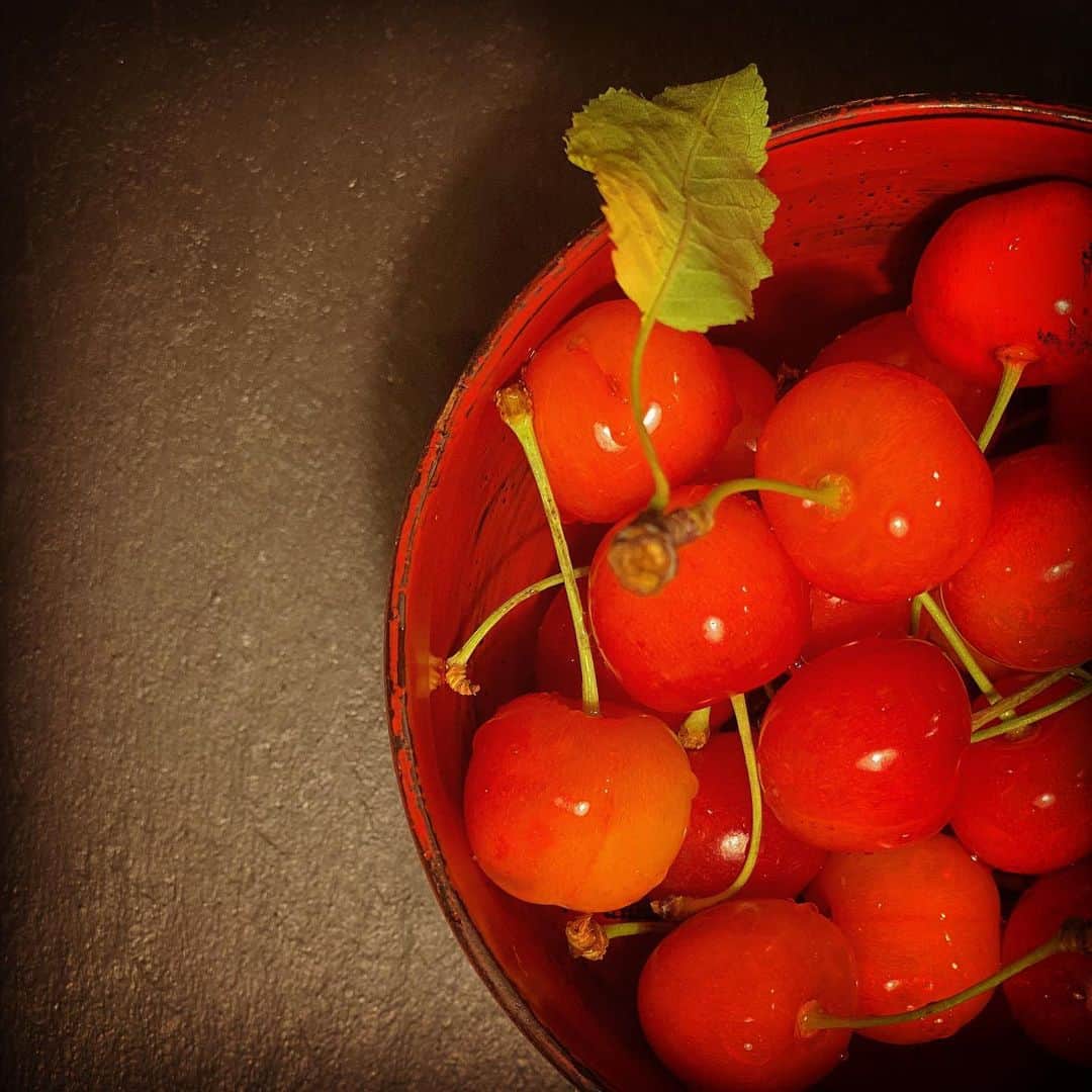 珠洲春希さんのインスタグラム写真 - (珠洲春希Instagram)「母からさくらんぼ🍒が届きました。 🍑、🍓、🍒、🥭 は、無限に食べられる大好きな果物です。」7月3日 9時53分 - harukisuzu54