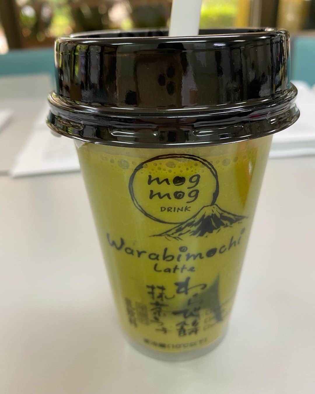 こまけいこのインスタグラム：「朝の糖分補給。 抹茶わらび餅。  これスプーンないと食べられないよね。 絶対吸えない。  今週は穏やかに過ぎた気がする。  関わり過ぎないことが大事。  余裕を持って過ごそう。」
