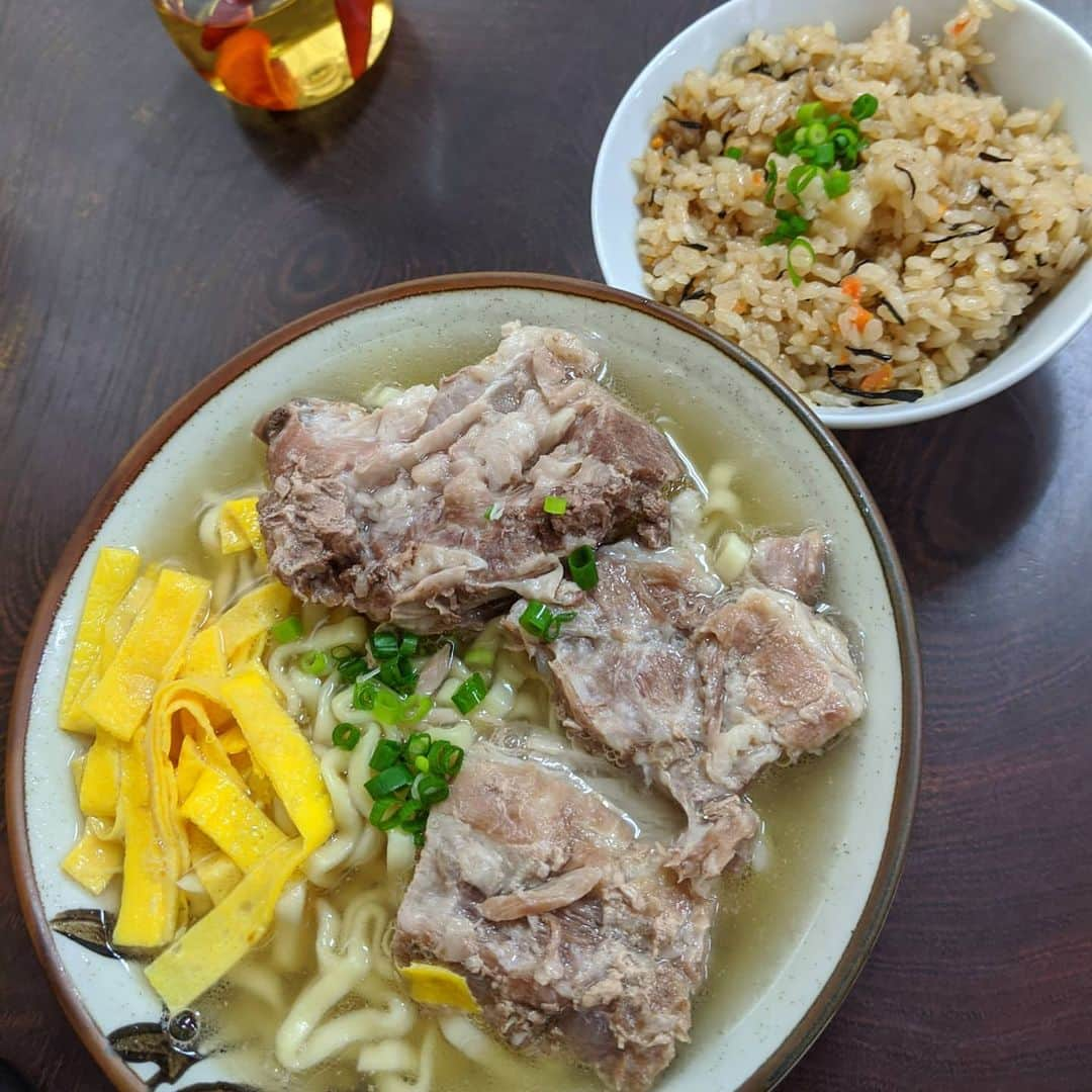 小椋ケンイチ(おぐねー)さんのインスタグラム写真 - (小椋ケンイチ(おぐねー)Instagram)「弾丸✈沖縄🌴☀ 沖縄のミネラルたっぷりの泥　クチャの作られている工場に行って来ました😉 そこに一泊くっつけて 沖縄の大事な友達達と久しぶりに再会！! みんな今の時代に翻弄されたけどちょっと落ち着いて今の自分にたどり着いた感じで再会もひとしおです♥ ほとんど何にも言わないで行ったのにこんなに集まってくれて本当にありがとね^_^ 一生切れることのない大切な友情です✨ありがとね。まだまだ沖縄も元気が戻るには少し時間がかかるけど こんなに気持ちが温かい人ばかりだから大丈夫🍀 また来るね✈✨✨✨✨」7月3日 10時02分 - kenichi_ogura