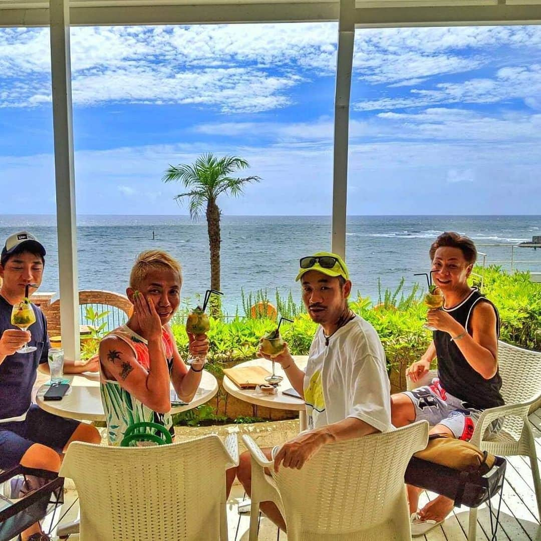 小椋ケンイチ(おぐねー)さんのインスタグラム写真 - (小椋ケンイチ(おぐねー)Instagram)「弾丸✈沖縄🌴☀ 沖縄のミネラルたっぷりの泥　クチャの作られている工場に行って来ました😉 そこに一泊くっつけて 沖縄の大事な友達達と久しぶりに再会！! みんな今の時代に翻弄されたけどちょっと落ち着いて今の自分にたどり着いた感じで再会もひとしおです♥ ほとんど何にも言わないで行ったのにこんなに集まってくれて本当にありがとね^_^ 一生切れることのない大切な友情です✨ありがとね。まだまだ沖縄も元気が戻るには少し時間がかかるけど こんなに気持ちが温かい人ばかりだから大丈夫🍀 また来るね✈✨✨✨✨」7月3日 10時02分 - kenichi_ogura