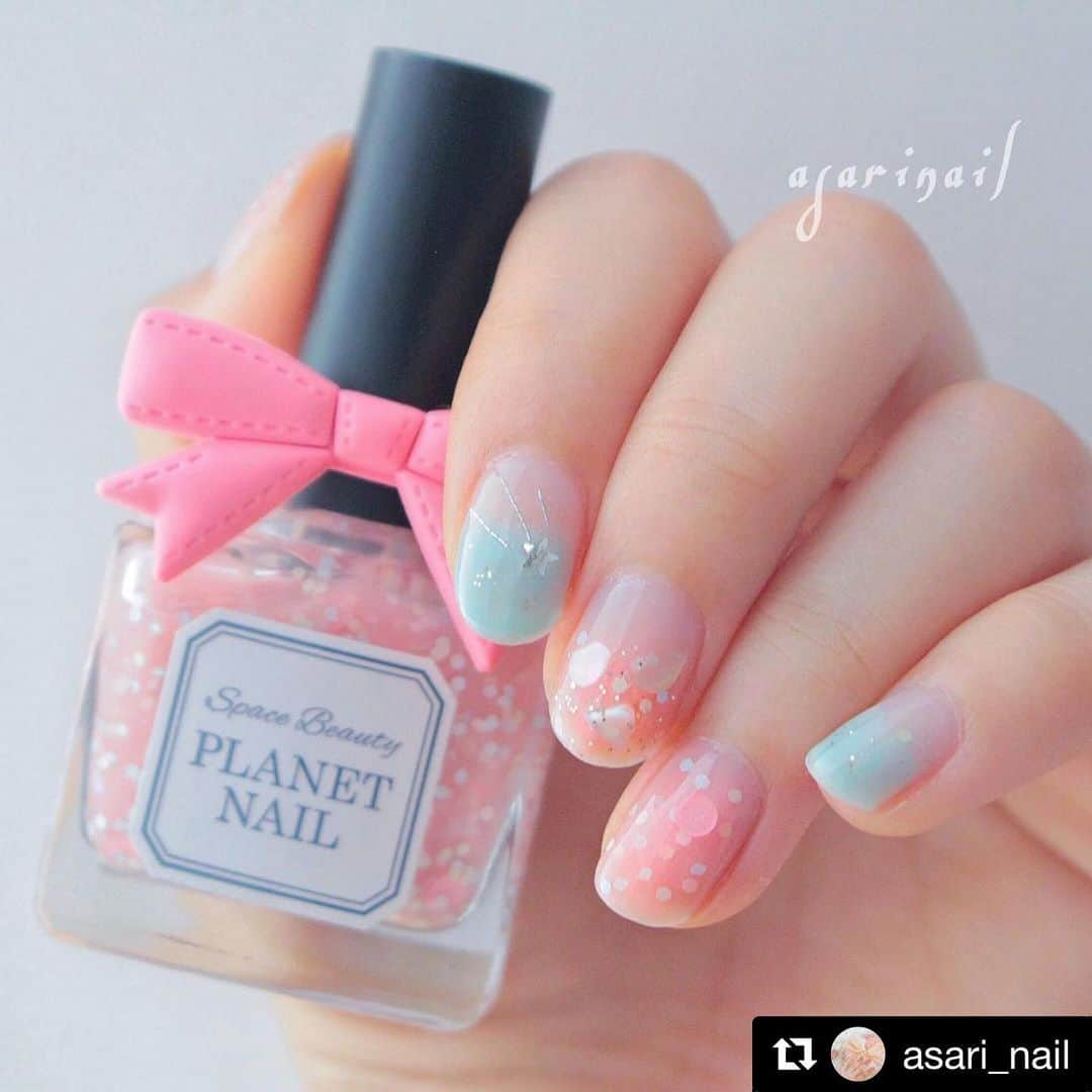 【PLANET NAIL（プラネット ネイル）】公式さんのインスタグラム写真 - (【PLANET NAIL（プラネット ネイル）】公式Instagram)「@asari_nail さん PLANET NAIL Basic Line 2020年春の新色 PLB25 時空ハイフネーション を使用したネイルアレンジのご紹介ありがとうございます💅 ・ #Repost @asari_nail with @get_repost ・・・ ・ パステル七夕ネイル🎋﻿ ﻿ プラネットネイルのPLB25﻿ #時空ハイフネーション を使って﻿ パステルカラーな七夕ネイルしました💫﻿ ﻿ 小さめ六角形ホロとピンクの丸ホロが可愛い〜！﻿ プラネットネイルだけだと少し薄付きだなと感じたので、﻿ 下にネイルファンデーションを仕込んでます﻿ ﻿ 人差し指にはホロで流れ星を！﻿ ピンク×水色はやっぱり可愛いね〜☺️﻿ ﻿ #プラネットネイル #セルフネイル #ネイルポリッシュ #マニキュア #ショートネイル部 #ちび爪ネイル #手元くら部 #セルフネイル部 #美甲 #指甲 #プチプラネイル #七夕ネイル #ピンクネイル #水色ネイル #パステルネイル #ホログラムネイル #流れ星ネイル #planetnail ﻿#selfnail」7月3日 10時03分 - planet.jp