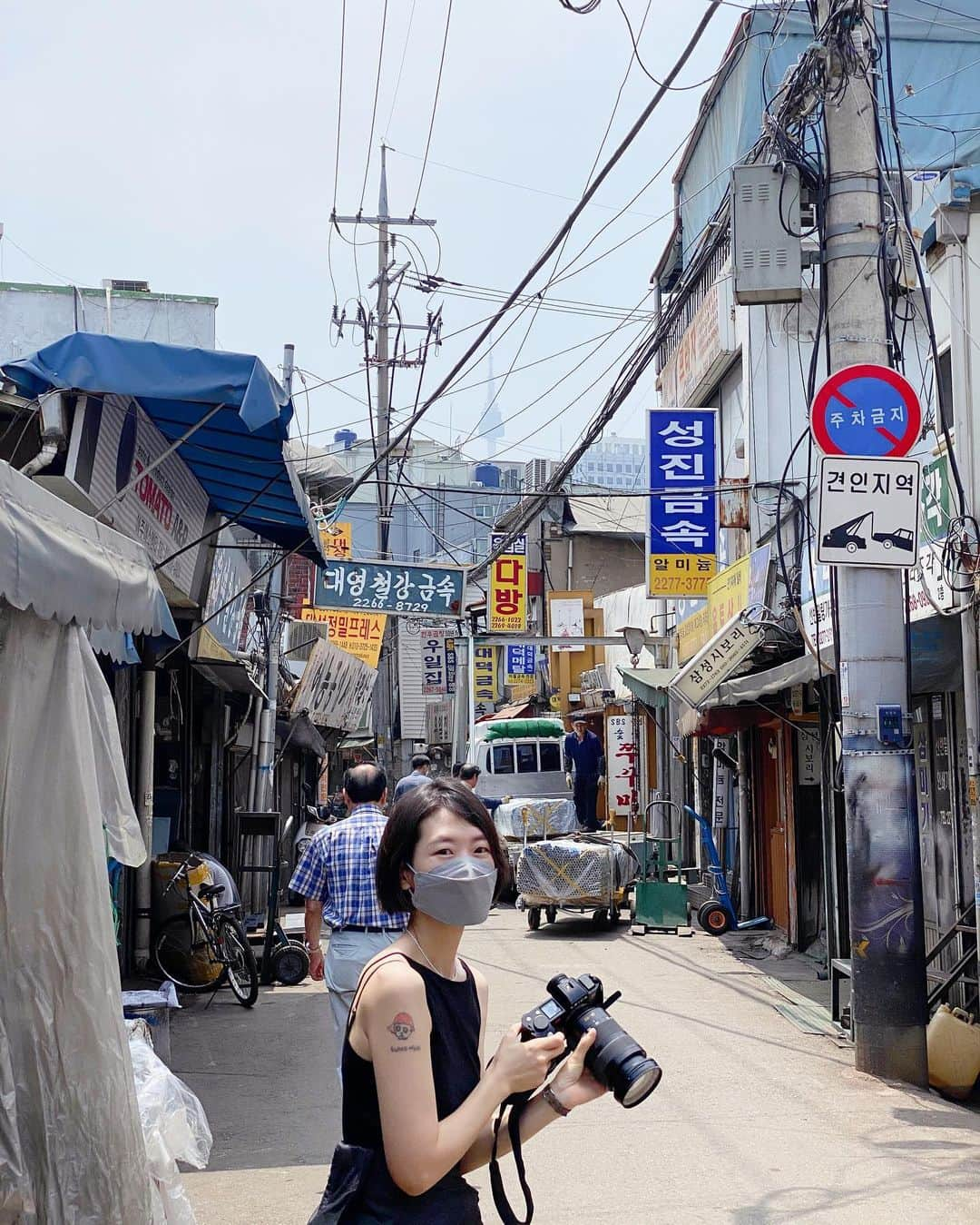 パク・ウォンジさんのインスタグラム写真 - (パク・ウォンジInstagram)「Working for @nau.magazine 매거진 전반에 걸친 사진 작업을 하고 있답니다 9월 초에 나오는 나우매거진 서울편 많이 기대해주세요 📸 (예전에 팬분께서 양말을 선물로 주셨는데 이제 올려보네요 감사합니다! 잘 신고 있어요~ : )) @ffl.books」7月3日 10時23分 - sisi_wonji