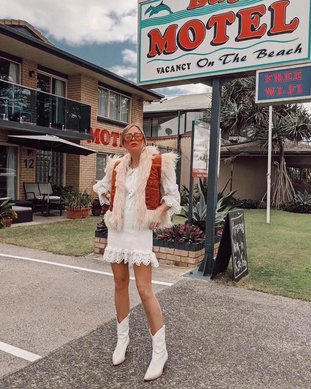 SPELLさんのインスタグラム写真 - (SPELLInstagram)「Super chic and style queen @eloisejaksic in our Joan Vest + Daisy Chain Shirred Mini 💫🕺」7月3日 10時15分 - spell