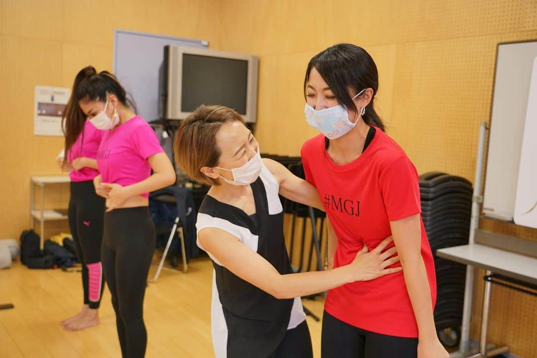 ミス・グランド・ジャパンさんのインスタグラム写真 - (ミス・グランド・ジャパンInstagram)「MISS GRAND JAPAN 2020 MGJ LESSON（6.22）  ストレッチ&基礎ウォーキング講座 by 前田先生 . . ストレッチの効果を体感。 柔軟の効果、 大切さを学びました🧘‍♂️✨ . Photo  by Japan Art Entertainment  @japan_art_entertainment . . . ©️MISS GRAND JAPAN . . . #japanartentertainment  #missgrandinternational #SDGs #top3beautypageantoftheworld #harukaoda #missgrandjapan #mgj #夢を叶える #ミスグランドジャパン #ミスグランドジャパン2020  #湊谷亜斗林 #起業女子 #ビジネス女子 #吉井絵梨子 #女性の社会進出 #地方創生 #成長できるミスコン #夢 #努力型の天才 #自己分析 #夢を叶える」7月3日 10時19分 - missgrandjapan