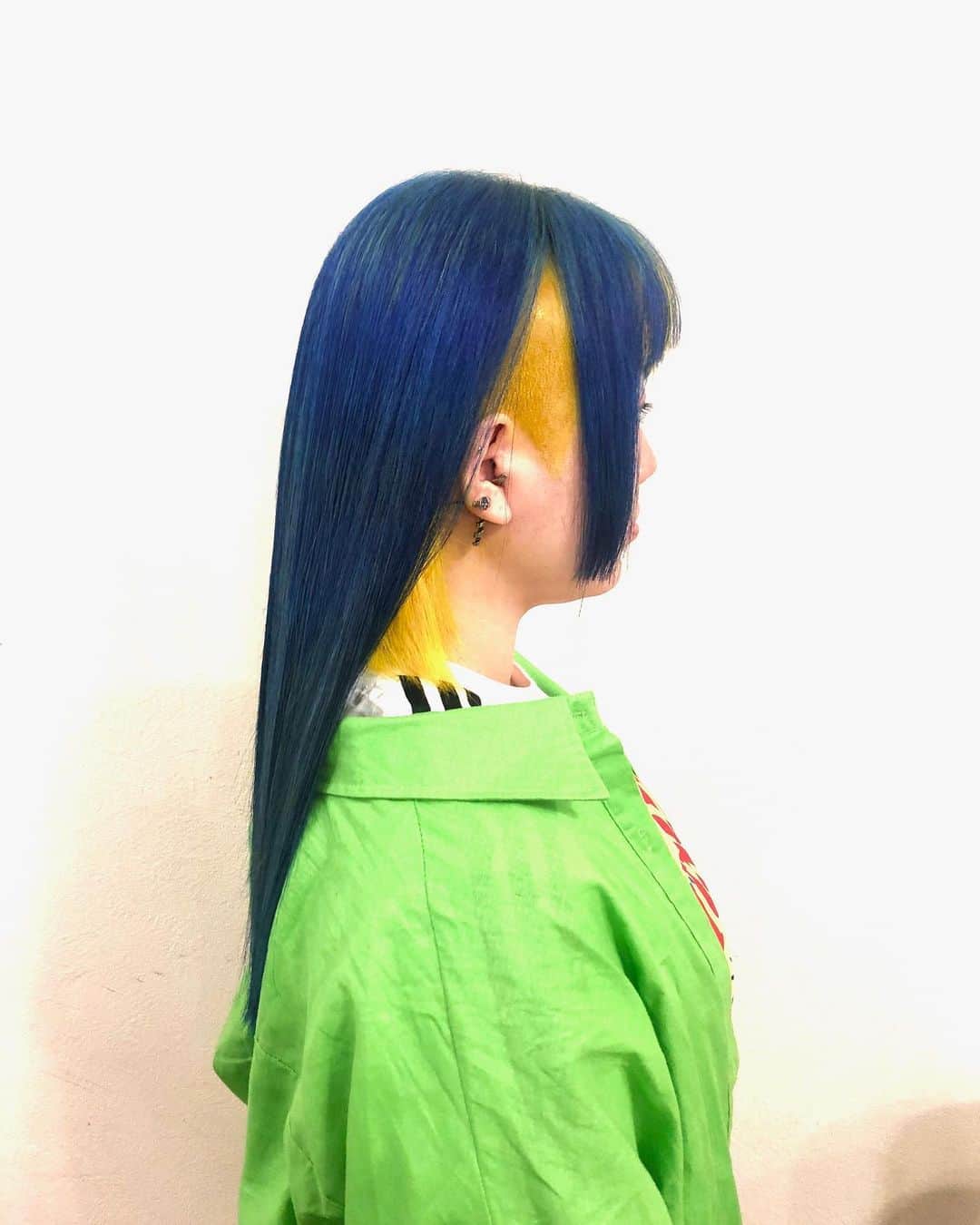 salon PRATiNO(サロンプラチノ)のインスタグラム：「. 💙ブルー×イエローの原色派手カラー💛. . 刈り上げ部分のインナーはビタミンカラーのイエロー🌈 上の部分は鮮やかなブルー🦋 今回使用したヘアマニキュアはパキッとした色味と光沢感が出て オススメです🙌🏽💓  . . 【CLAVIS PRATINO】 ◇月曜日～土曜日 10:00～20:00 ◇日曜日 10:00～18:00  ※定休日なし ※時間外はお問い合わせください。 愛知県名古屋市中区錦3-4-19石垣ビル７Ｆ ☎︎052-962-7017 . #hairstyle #hair #cornrow #braids #clavispratino #spiralperm #pratino #hairsalon #nagoya #haircolor #love #派手髪 #外国人風カラー #バレイヤージュ #グラデーション #コーンロウ #ブレイズ #スパイラルパーマ #特殊ヘア #ブラックヘア #美容室 #ヘアサロン #ヘアスタイル #ヘアカラー #クラビスプラチノ #名古屋 #栄 #錦」