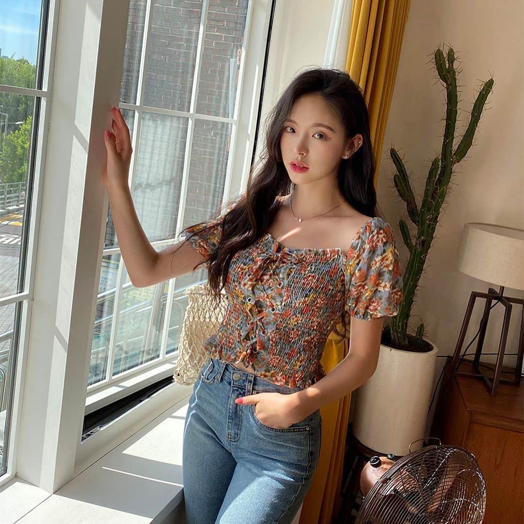 Chuuさんのインスタグラム写真 - (ChuuInstagram)「🧡CHUU🧡 . 상큼한 트로피컬 패턴의 스모크 밴딩 블라우스🍑🍋🍊🍒 어깨 부분 밴딩으로 오프숄더로 시원하게 입을 수 있는 과즙 터지는 블라우스에요😍 _ 💌넬리 아일렛 blouse」7月3日 10時25分 - chuu_official