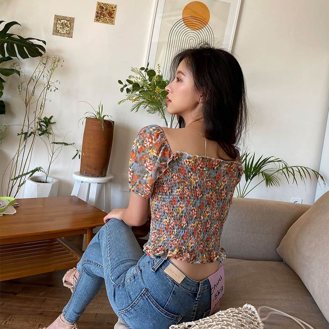 Chuuのインスタグラム：「🧡CHUU🧡 . 상큼한 트로피컬 패턴의 스모크 밴딩 블라우스🍑🍋🍊🍒 어깨 부분 밴딩으로 오프숄더로 시원하게 입을 수 있는 과즙 터지는 블라우스에요😍 _ 💌넬리 아일렛 blouse」