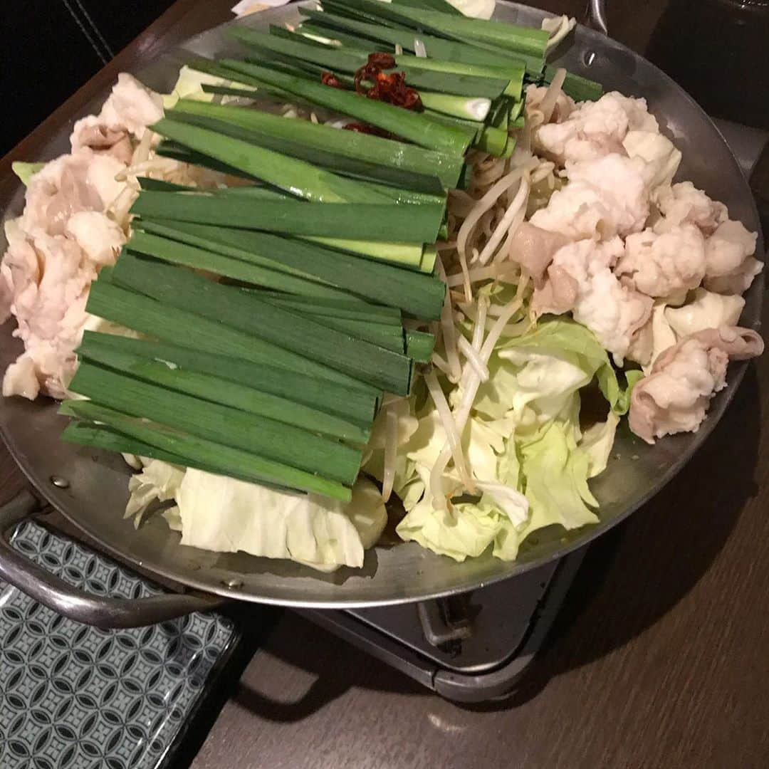 博多もつ鍋龍 金沢尾張町さんのインスタグラム写真 - (博多もつ鍋龍 金沢尾張町Instagram)「ジメジメした天気が続きますが、そんな時はキンキンに冷えた生ビール。もつ鍋に合う焼酎もたくさん揃ってます。ご予約お待ちしております。テイクアウト予約も承ります。 テイクアウトは秘伝の鍋を、牛もつ・野菜・〆のちゃんぽん麺とセットでご用意しております！ .ガス・IHどちらにも対応のアルミ容器に入れてお渡し致しますので調理も簡単。 .金沢市尾張町2-9-10 ☎　076-235-5055 #もつ鍋龍#金沢市#もつ鍋#お持ち帰り#もつ#牛ホルモン#コラーゲン#金沢グルメ#居酒屋#もつ焼き#お持ち帰り#金沢テイクアウトグルメ #インスタグルメ#金沢エール飯#うまいぞ金沢#金沢時間#博多もつ鍋龍#秘伝#龍秘伝のたれ#フォローミー#ふぉろーみー#神泡#ご予約お待ちしております#焼酎好きな人とつながりたい」7月3日 10時49分 - ryu_kanazawa