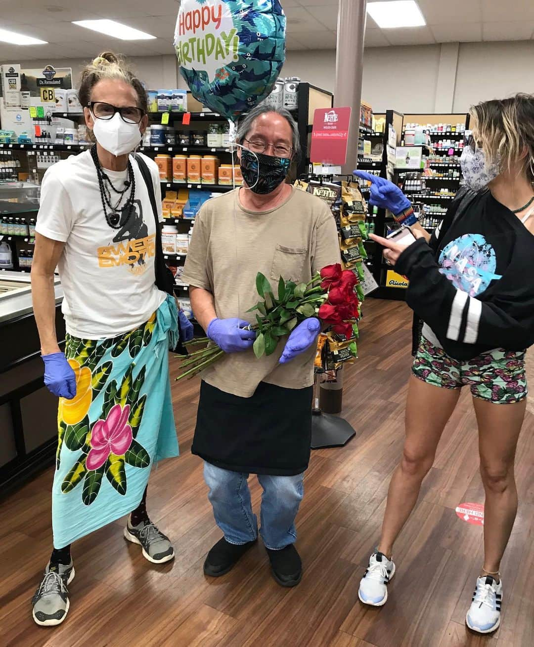 スティーヴン・タイラーのインスタグラム：「A PSA FROM ME & MINE & GORDON... FROM OUR LOCAL GROCERY SUPREME...  LOVE IS LOVE REFLECTED... STOP LIVIN’ ON THE EDGE... THIS ISN’T A ONE WAY STREET... IT’S NOT A HARD TASK... WEAR A MASK!!!」