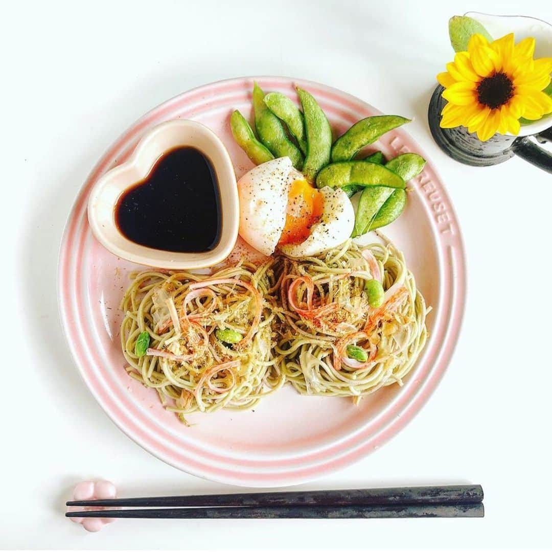 にんべん　おだしでキレイ習慣さんのインスタグラム写真 - (にんべん　おだしでキレイ習慣Instagram)「こんにちは🌞﻿ 今日は @akiko.sasaki3 さんの #夏のおだしごはん をご紹介します🐟✨﻿ トッピングたっぷりのさっぱりお蕎麦😆💕﻿ にんべんの『つゆの素ゴールド』で使ってくださいました🥰﻿ ﻿ #だしに気づく﻿ ﻿ .﻿ .﻿ .﻿ ﻿ ﻿ お蕎麦ランチ🌻﻿ カニカマ、枝豆、鰹節をトッピング🦀﻿ 麺をつゆに漬けたあと、半熟卵の黄身に絡めてアジヘンも😘﻿ 週末ランチは麺が大活躍だね✨﻿ ﻿ #つゆの素ゴールド﻿ #akidelishstudio  #アスリートフードマイスター1級 #アスリートフードマイスター @athletefoodmeister_official @abccookingofficial ﻿ #料理好きな人と繋がりたい ﻿ #エルグルメ #フーディーテーブル﻿ #おうちごはんlover #ダイエット　#ダイエットフード　#ウエイトコントロール　#肉体改造 ﻿ #コンディショニング﻿ #b_and_mag @asajikan.jp #朝美人アンバサダー ﻿ #わたしの愛されごはん ﻿ #ルクルーゼのある食卓﻿ #eatpick @eatpick #スタイルテーブル ﻿ #夏のおだしごはん﻿ #だしのある生活﻿ #にんべんだしアンバサダー﻿ #にんべん　#おうちごはんlover #悪魔のおうちごはん﻿ ﻿」7月3日 10時53分 - ninben.dashiambassador
