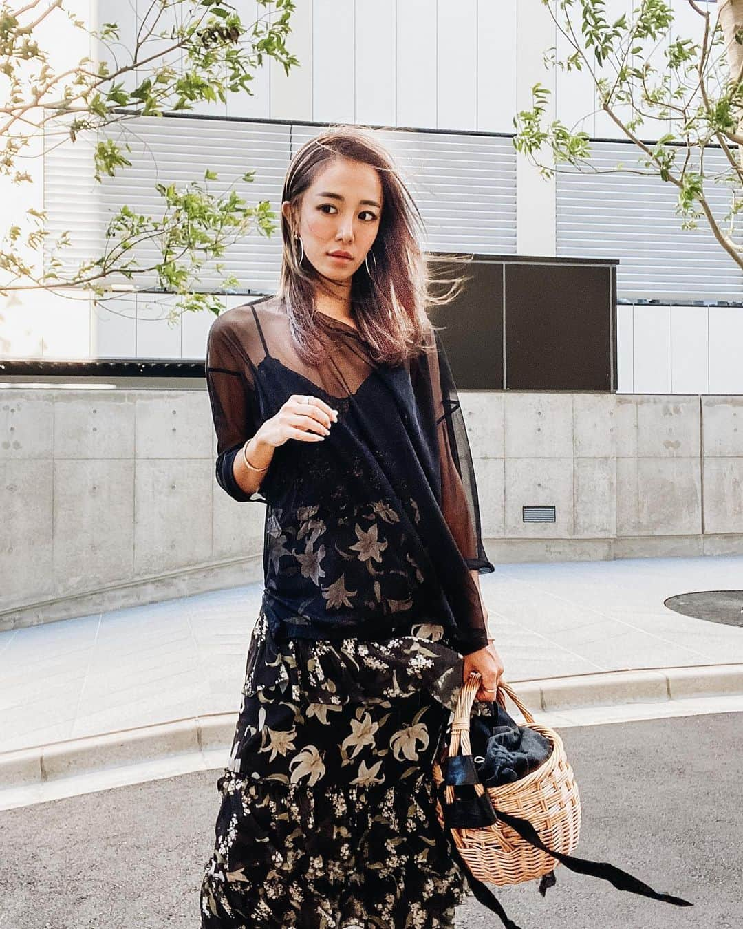 福井仁美さんのインスタグラム写真 - (福井仁美Instagram)「Tops @zara  Skirt @amerivintage  Bag @etretokyo  ───────────────────── 髪の毛夏仕様にしました🌞 @kohe0606 にハイライトを2年以上ぶりにいれてもらい…ひさびさ細めハイライトヘア‼︎うれしーー‼︎ 細いハイライトとエクステは絶対まいちゃん‼︎ @liko_by_maris  ・ かなりの癖毛なので梅雨の時期縮毛繰り返したり、海外続きで水にやられて髪の毛はもう限界まで来てた1年前。だからハイライトすらいれられない状態だったけど @chisaki_inoue の最強水素トリートメントをミネコラから始まり10回くらいやってもらって、ついにブリーチできました！ 本当に感動😭 さすがにバレイヤージュやるのはまだ怖いけど…できるんじゃないかってくらいかなり髪質改善しました💜 @rrsalon.aoyama でトリートメントは3週間に1回は必ずこれからもかかさない！ もう今年の梅雨もストレートかけなくてよさそう！ ・ #hair #hairstyle #ハイライト #トリートメント #私服 #髪の毛事情 #わがままヘア #髪が一番の悩み」7月3日 10時55分 - hitton28