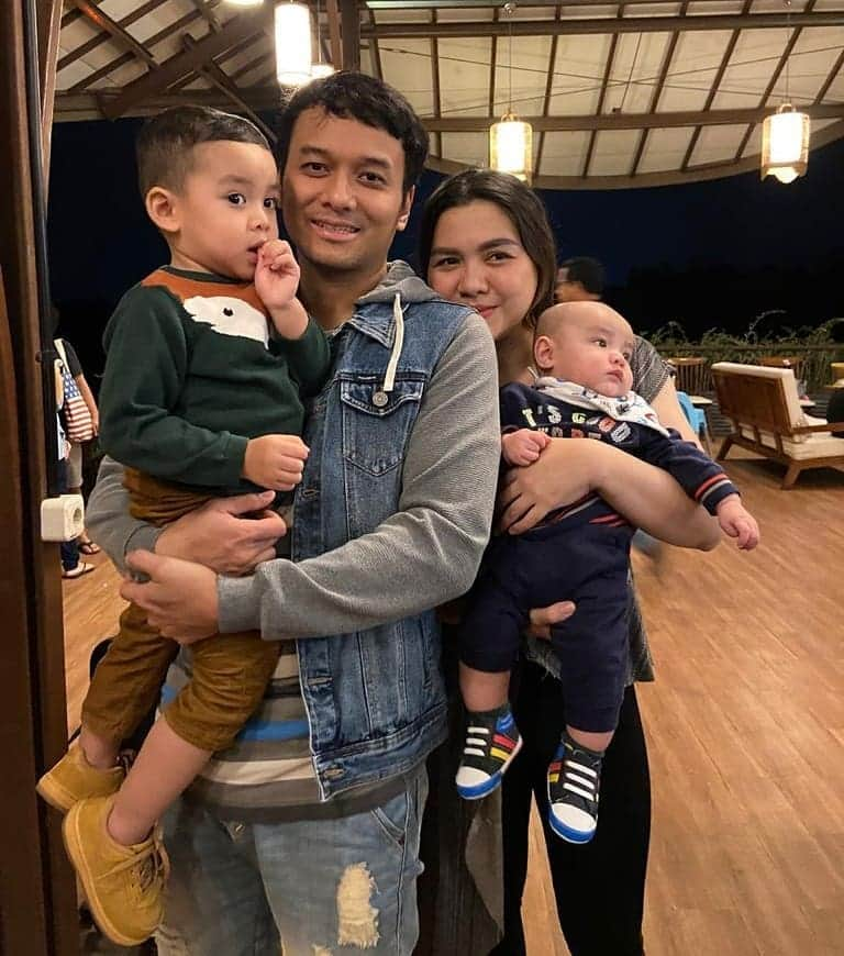 Vicky Shuさんのインスタグラム写真 - (Vicky ShuInstagram)「Yah gitu deh ceritanya foto ber 4. Duuhh siapa yang senasib kalau foto sama anak2 susaaaaahhh fokusssssnyaaaa. Hahahaha #vickyadembojo #thenugrohoputro」7月3日 11時05分 - vickyshu