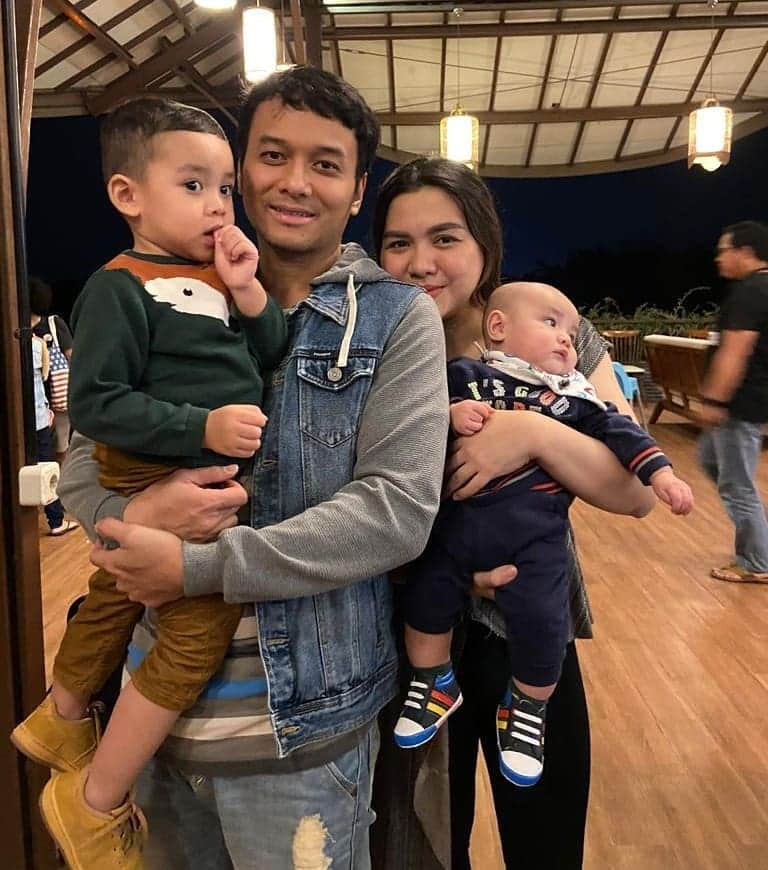 Vicky Shuさんのインスタグラム写真 - (Vicky ShuInstagram)「Yah gitu deh ceritanya foto ber 4. Duuhh siapa yang senasib kalau foto sama anak2 susaaaaahhh fokusssssnyaaaa. Hahahaha #vickyadembojo #thenugrohoputro」7月3日 11時05分 - vickyshu