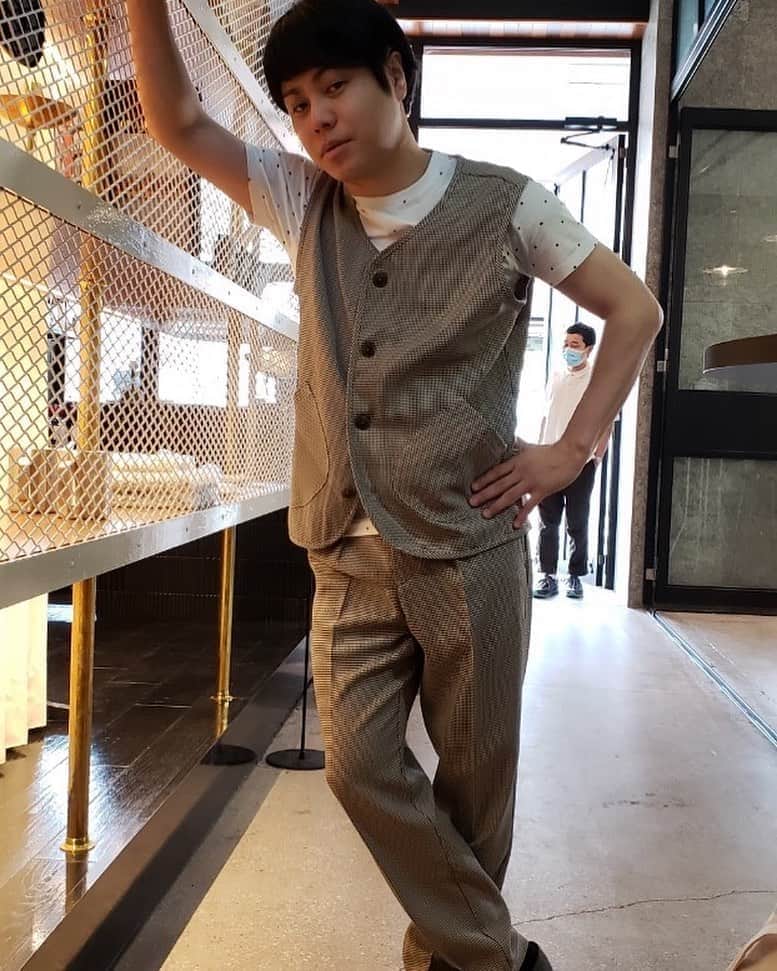 井上裕介のインスタグラム：「ねぇ！？ こっち来なよ！！  #NONSTYLE #ノンスタイル  #井上 #自撮り #ポジティブ #ナルシスト #どうだ #イケメン #だろ！？ #インスタ映え #いや #イノスタ映え」