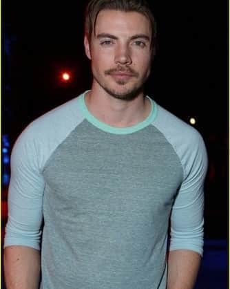 ジョッシュ・ヘンダーソンのインスタグラム：「Would u call this sea foam green ?? 🤔」