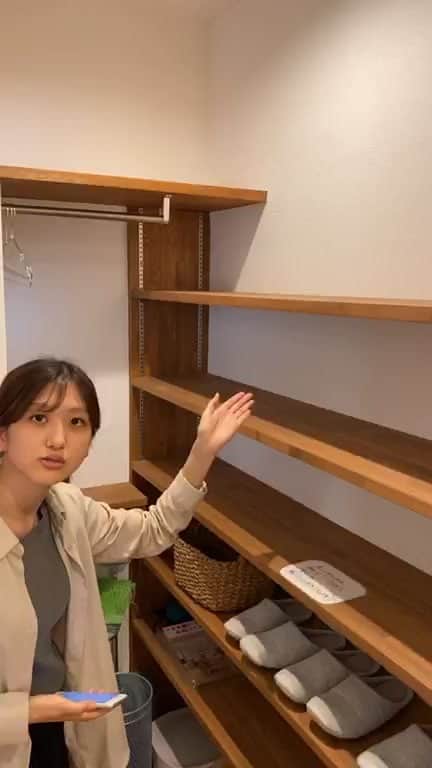 のインスタグラム：「🎁プレゼント企画実施中🎁 配信を通してクイズを出題！ コメントにて回答お待ちしております！ STAY HOME お家で楽しめるモデルハウス見学の見逃し配信！  ------------------------------------------- 🏡LINE友達追加 毎週イベント情報や豆知識を配信♪ こちら👉@sh.lineinfo ------------------------------------------- 🏠さつまホームメインページ オシャレな施工例を配信中！ こちら👉@satsumahome ------------------------------------------- 🏠さつまホーム資料請求専用ページ 資料請求ご希望の方は こちら👉@sh.request ------------------------------------------- 🏠さつまホームイベント専用ページ イベント情報・予約をご希望の方は こちら👉@sh.eventinfo -------------------------------------------  #さつまホーム #無添加住宅 #漆喰 #無垢床 #goooodhome #キッチン #オリジナルキッチン #カウンターキッチン #杉 #stayhome #home #自粛 #配信 #白い家 #LIVE配信 #配信 #LIVE #モデルハウス #吹抜け #吹き抜け #吹き抜けのある家 #ナチュラル #ナチュラルデザイン #オンライン #小上がり #和室」