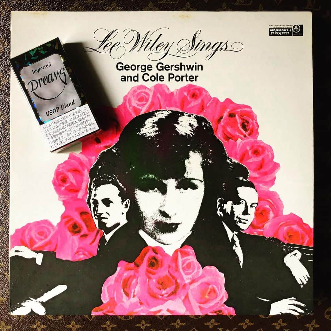 ウェイジーのインスタグラム：「weizhi#zhouchengshi#dreams#cigar #cigarette#cigarlife#lifestyle#music#jazz#record#mensworld#sexy#vsop#georgegershwin#vintage#vinyl#🥃#ドリームス#リトルシガー#葉巻タバコ#コニャック#レコード」