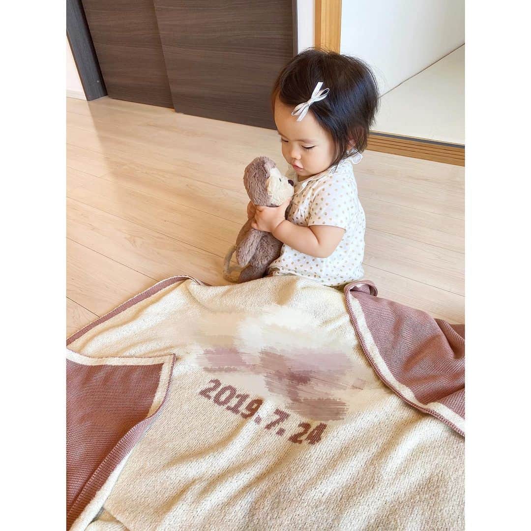 姫野れみのインスタグラム：「@anniversaryblanket さんの 名前と生まれた日付を印字してくれる 世界に１つだけのブランケットをget✨ 可愛すぎる🥺🥺🥺♡ 貴重なアルパカの子供の柔らかいベビーアルパカを 使用しているので 肌触りがとにかく良くて その上、抗菌&防臭加工もされているのが嬉しい✨ 全体のカラーと文字のカラー、フォントなど色々選べて 世界に１つだけの自分好みのブランケットを作れるので 出産祝いなどにもオススメです♡ ぜひチェックしてみて下さい🥰 ・ #anniversaryblanket #anniversaryblanket_ism #baby #girl #babygirl #11months #babyphoto #babyfashion #baby #11ヶ月 #ベビー #赤ちゃん #女の子ベビー #女の子 #ベビフル #ベビモ #ベビーフォト #赤ちゃんのいる生活 #べびすたぐらむ #アニバーサリーブランケット #出産祝い」