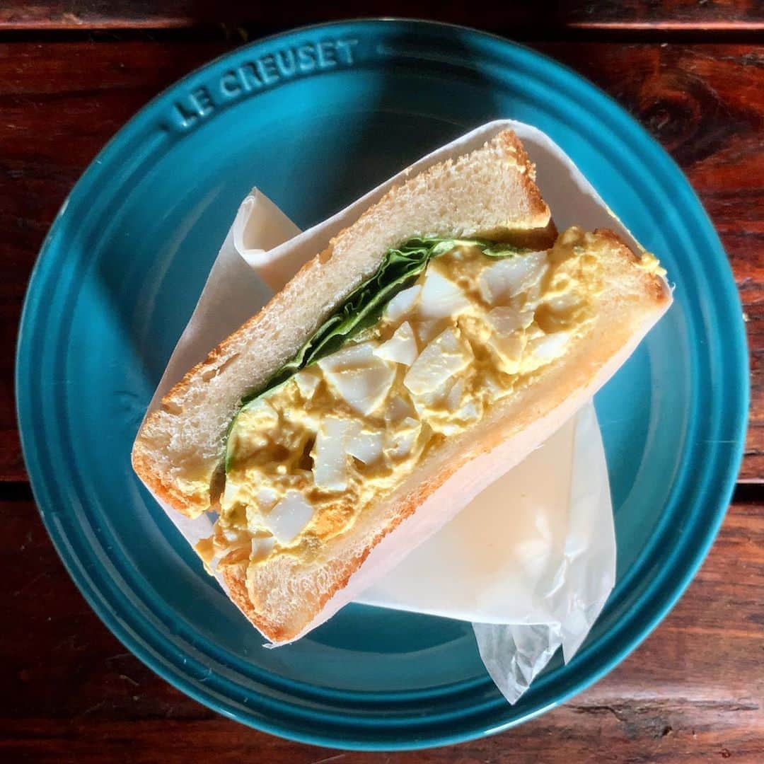 池内万作さんのインスタグラム写真 - (池内万作Instagram)「朝から美味しい玉子サンドを。 バジルがまたたまらん♪ #イケウチ家の食卓 #みちょ食堂」7月3日 11時11分 - mandeshita