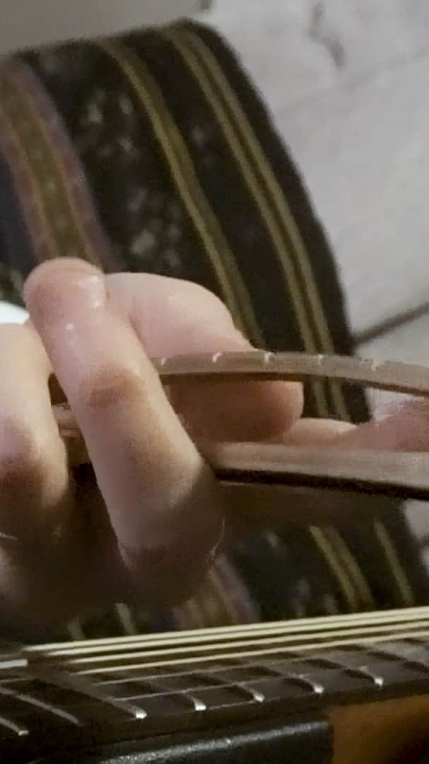 カーキ・キングのインスタグラム：「How to install and get started with passerelle!  Get yours at kakiking.com/passerelle or link in bio   A new video series featuring the passerelle guitar bridge will be posted over the next week. Live masterclass with Q & A on Friday 7/10.  2 pm EST on YouTube and 10 pm EST on Facebook.  Details to follow!」
