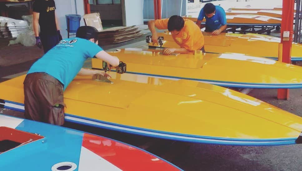【公式】ボートレース戸田さんのインスタグラム写真 - (【公式】ボートレース戸田Instagram)「本日、新ボードが搬入されました🚤﻿ ボートレース戸田では、今年からボートのデザインを一新しました✨✨﻿ ﻿ 今回は、赤・青・白を基調としたデザインになっています。﻿ ﻿ 赤の部分は、ボートレース戸田のマスコットキャラクター『ウインビー&ウインク』の衣装にある『W』をイメージしています💕﻿ ﻿ ウインビーくんの名前の由来は「勝利（WIN）を呼ぶビーバー 」なので、ボートにWの文字があるのは縁起が良いですね✨﻿ ﻿ 新モーター・新ボートは、7月8日(水)の開催から登場します！﻿ どうぞお楽しみに(*≧∀≦*)﻿ ﻿ #ボートレース戸田 #ボートレース #ボート #boatrace #boatracetoda #モータースポーツ #デザイン」7月3日 11時21分 - boatrace_toda