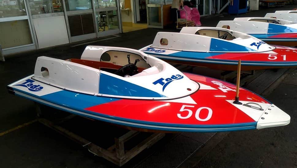 【公式】ボートレース戸田さんのインスタグラム写真 - (【公式】ボートレース戸田Instagram)「本日、新ボードが搬入されました🚤﻿ ボートレース戸田では、今年からボートのデザインを一新しました✨✨﻿ ﻿ 今回は、赤・青・白を基調としたデザインになっています。﻿ ﻿ 赤の部分は、ボートレース戸田のマスコットキャラクター『ウインビー&ウインク』の衣装にある『W』をイメージしています💕﻿ ﻿ ウインビーくんの名前の由来は「勝利（WIN）を呼ぶビーバー 」なので、ボートにWの文字があるのは縁起が良いですね✨﻿ ﻿ 新モーター・新ボートは、7月8日(水)の開催から登場します！﻿ どうぞお楽しみに(*≧∀≦*)﻿ ﻿ #ボートレース戸田 #ボートレース #ボート #boatrace #boatracetoda #モータースポーツ #デザイン」7月3日 11時21分 - boatrace_toda