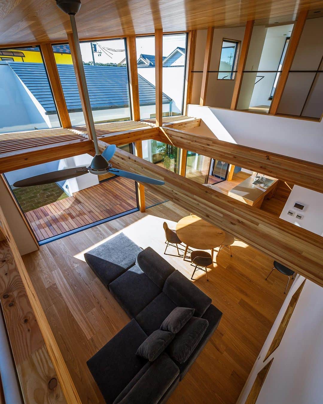 のインスタグラム：「リビングをルーバー床上から♪ : ■haus-cros■ 兵庫県赤穂市 #haus_cros : #建築 #住宅 #一戸建て #新築 #リビング #デザイン #設計 #設計事務所 #家具 #建築家と建てる家 #建築家 #建築デザイン #インテリア #建築家デザイン #家づくり #ダイニング #神戸 #中庭のある家 #中庭住宅 #キッチン #ウッドデッキ #中庭 #architect #architecture #livingroom #interior #instahome #courthouse #一級建築士事務所haus」