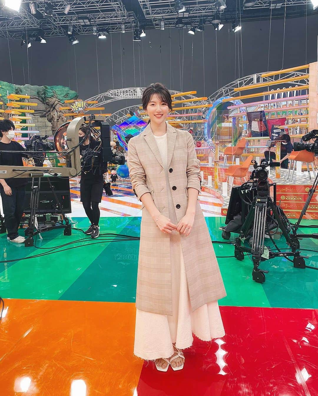 淡輪優希のインスタグラム：「明後日に迫りました‼️#ジャンクSPORTS ⚾️ 久々にあんなおっきいスタジオ収録で緊張した〜✨人生初のバラエティ🤣収録を終えて感じたのは、当たり前だけど普段テレビで拝見する芸人さん達はとっっっっても頭が良い方々なんだなぁとあらためて実感しました！笑 面白く話すとか冷静に難しすぎる。。(たぶんそこは求められてないけど🤣🙌) いやぁでもその場にいるだけでとっても楽しかったです！オンエアどうなってるか少し緊張するけど、ぜひご覧ください〜❣️ #ジャンクスポーツ　#アスリートの奥様 SP #フジテレビ #ホリプロ #プロ野球選手  .  衣装は ロングジャケット @stylings_official  ワンピース @jilsander (私服) #スタイリング のスタイリストである @gakky___9 にコーディネートしてもらいました！💜」