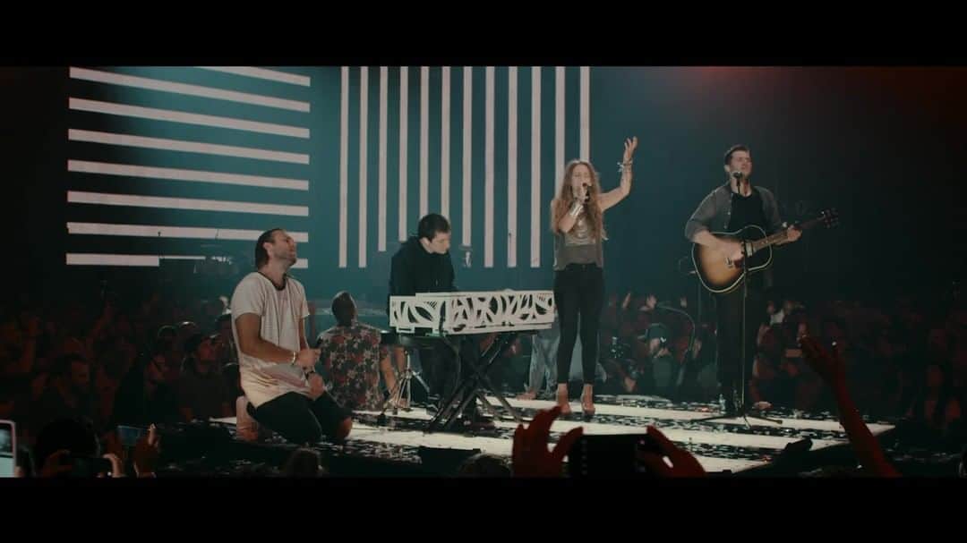 ユナイテッドのインスタグラム：「Throwing it back to our Empires Tour — At the end of each night we would take a moment and worship together with our good friend @lauren_daigle. Watch the full song now on our YouTube channel. We hope it inspires you, HU.」