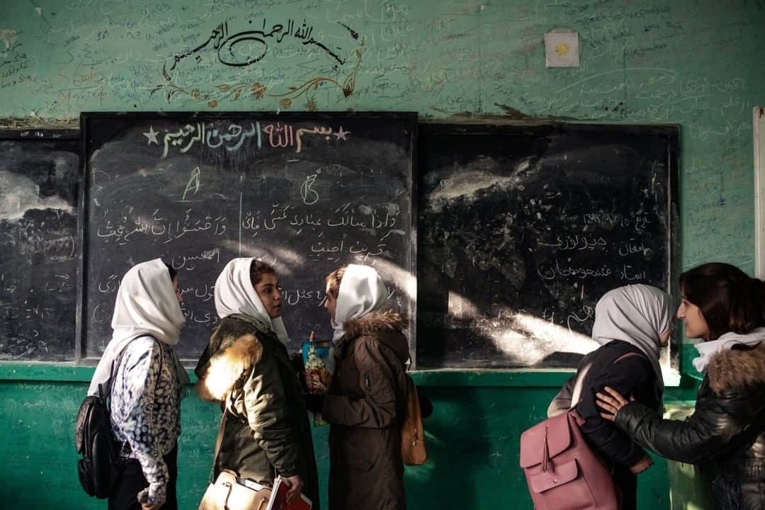 ナショナルジオグラフィックさんのインスタグラム写真 - (ナショナルジオグラフィックInstagram)「Photo by @andreabruce  End-of-term exams are over at Kabul's Zarghona High School, one of the the country's largest girls' schools, with more than 8,500 students and 230 teachers. "We are scared," principal Nasreen Noorzai says. She's concerned that the Taliban could regain power and deny education to girls.   Take a look at the June 2020 issue for the story "Taking the Lead," in which I photographed the inspiring women of Bolivia, New Zealand, Iraq, and Afghanistan who have made huge gains in achieving political power but still face cultural resistance, and even violence, as their influence increases. Reporting by Rania Abouzeid. Follow me @andreabruce for more photos and stories.  Check out Nat Geo's link in bio for more on this story.」7月3日 11時34分 - natgeo