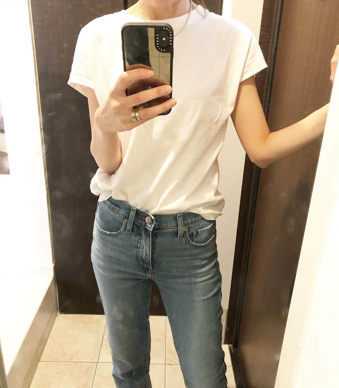 のインスタグラム：「2020.7.3 . #uniqlo  の #スリムストレートハイライズジーンズ  買っちゃった(ت) 大好きでずっと履いてた#シガレットアンクルジーンズ  に似てるかな？と♥️ . とにかく履きやすい⤴︎ ⤴︎⤴︎ 嬉しい♥️ #コットンリラックスフレンチスリーブt  を合わせて♡♡ .  tops.denim #uniqlou #ユニクロ  #ユニクロTシャツ部 #ユニT #uniqloginza2020SS #Tシャツコーデ #PR  #上下ユニクロ部  #高身長女子  #デニムコーデ #ユニデニ#uniqloコーデ  #着回しコーデ #アラフォーコーデ # #locari」
