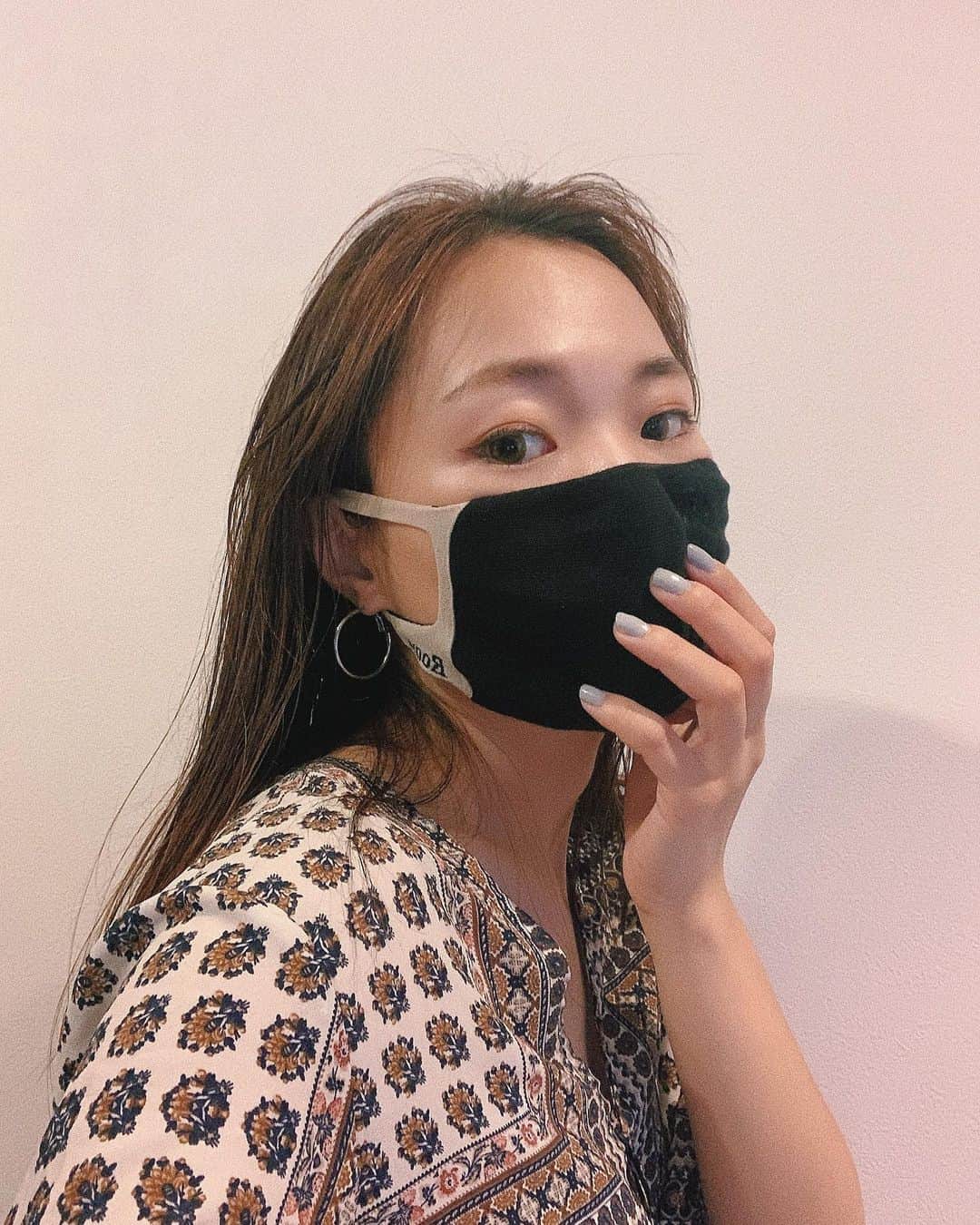 sayocoのインスタグラム：「紙のマスクで最近肌が痛くて、 ROOMのシルク100%のマスクおろしました😷🖤 ・ 肌にやさしい着け心地と 伸縮性抜群でお気に入りマスクに🙋‍♀️ ・ #activemask_room」