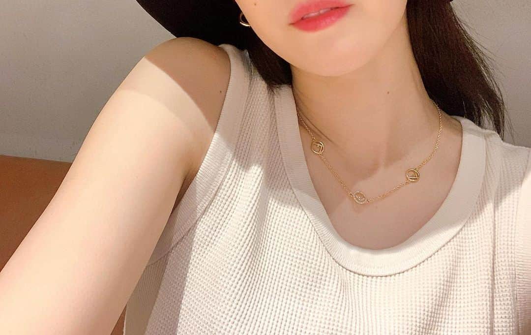 望月京奈のインスタグラム：「..🤍﻿ ﻿ ﻿ 久しぶりに髪色黒くしたら﻿ ゴールドが映えるようになったー🧡 ﻿ ﻿ #アクセサリー #ゴールド #ネックレス #フェンディー #accessory #gold #necklace #fendi #fashion #패션」