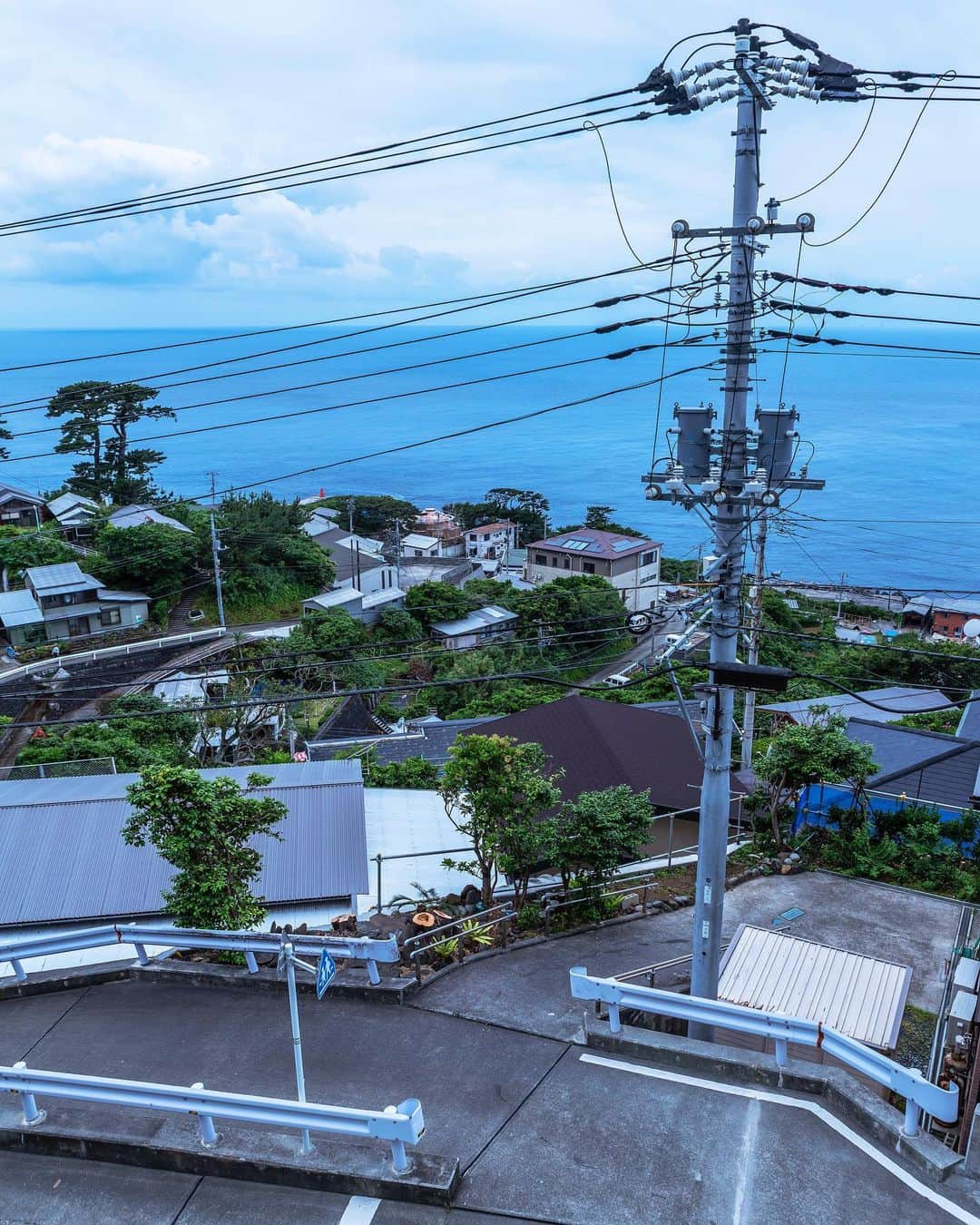 東京電力ホールディングス株式会社さんのインスタグラム写真 - (東京電力ホールディングス株式会社Instagram)「御蔵島　電柱と海　(2019年5月撮影) Utility poles and the Sea at Mikurashima  #東京電力 #東電 #tepco #御蔵島 #mikurashima」7月3日 11時59分 - tepco.official