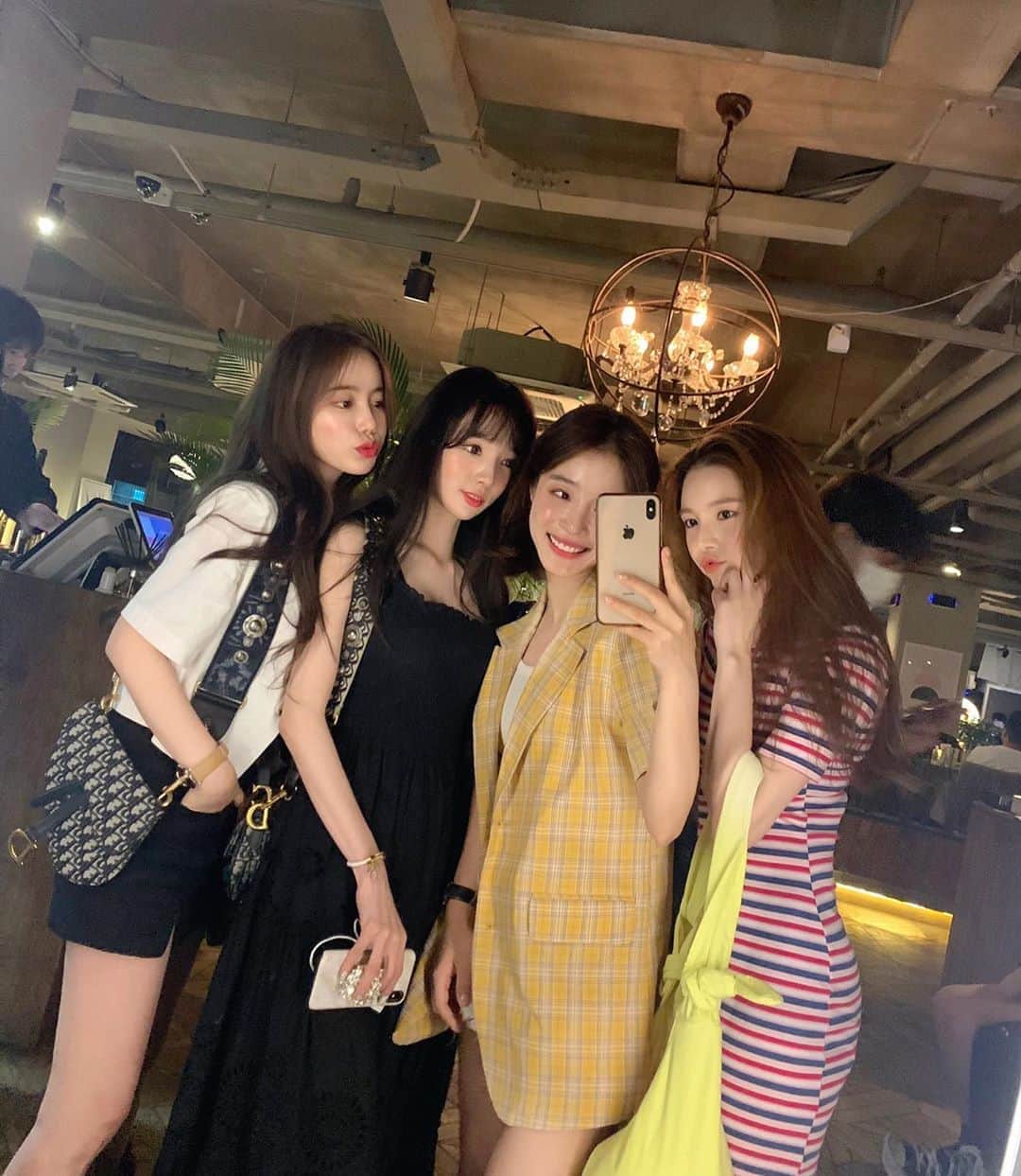 ミンヒ のインスタグラム：「울 이쁜언니들이랑❤️ 완전체 드디어 모였다아ㅏㅏ😭😭 그나저나 고센 떡볶이.. 이제서야 먹어보다니🙄 맛나네..🙌🏻🙌🏻 #고센#스케줄청담#블루베리빙수죤맛」
