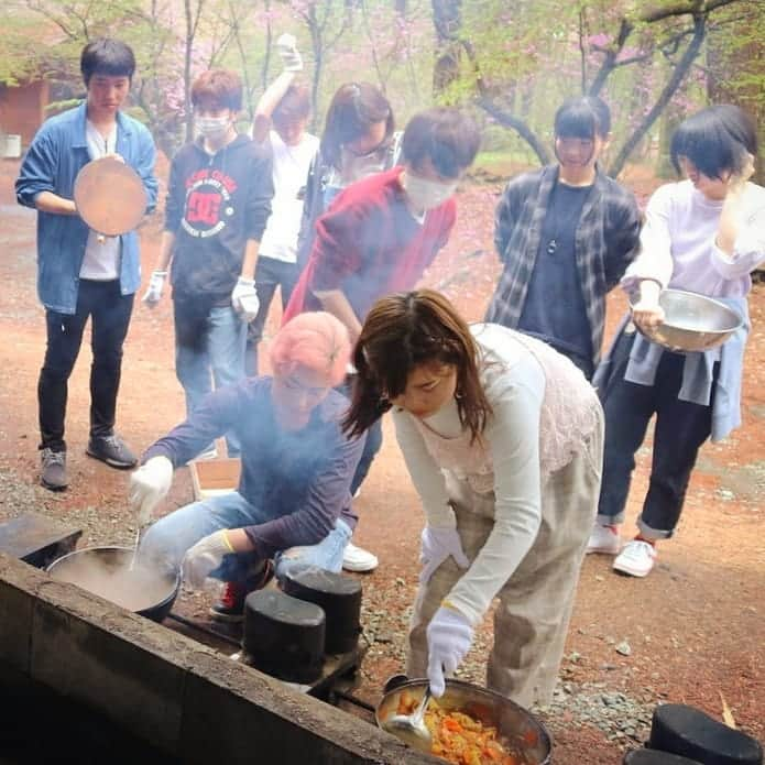 日本工学院さんのインスタグラム写真 - (日本工学院Instagram)「以前行われた、 放送芸術科１年生のフレッシャーズキャンプの一コマ✨ 美しい情緒あふれる自然を満喫しつつ、みんなでカレーを作っているところです!! . これから一緒に切磋琢磨する仲間との絆が深まる時間になりました☺ . . 「#日本工学院」をチェック！！ 学生が投稿したリアルな日常風景を見ることができますよ！ . . #nihonkogakuin #専門学校 #日本工学院八王子専門学校 #日本工学院専門学校 #教職員投稿写真 #放送芸術科 #若きつくりびと #キャンプ #フレッシャーズ #フレッシャーズキャンプ #映像作品 #映像クリエイター #映像作家 #映像編集 #映像演出 #映画 #映像 #映像機器 #動画 #動画制作 #番組 #番組制作」7月3日 12時00分 - nihonkogakuin