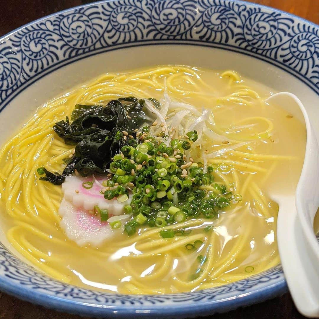 大見さなえさんのインスタグラム写真 - (大見さなえInstagram)「〆の鶏塩ラーメン😋🍜﻿ 三田『#炭火串焼バリうま博多編 』﻿ ﻿ 博多の〆といえばとんこつラーメンのイメージ強いけど﻿ ここは鶏塩！鶏のしっかりとしたコクがありつつも﻿ 後味さっぱりしてて〆にサクッと食べやすい☺️🍜﻿ ﻿ 2つめの〆は高菜おにぎり(*´꒳`*)🍙﻿ ごはんじゃなくておにぎりってところが帰ってきた感じして落ち着く🥺💓﻿ ﻿ その他、焼き豚足、酢もつ、海老串、トマトモツ煮など✨﻿ お酒好きにはたまらないおつまみばかり🤤🍺﻿ ﻿ 店内カウンターとテーブル席あって﻿ 仕事終わりや友達とサクッと飲みに行きたいお店(*^^*)﻿ ﻿ #博多料理 #福岡名物 #高菜おにぎり #麺﻿ #めぐログ_三田 #三田グルメ #ラーメン #麺リフト﻿  #麺スタグラム #ramen #noodles﻿ #飯テロ #麺活 #b級グルメ  #バリうま﻿ #拉麺 #鶏塩ラーメン」7月3日 11時58分 - tabe_megumi