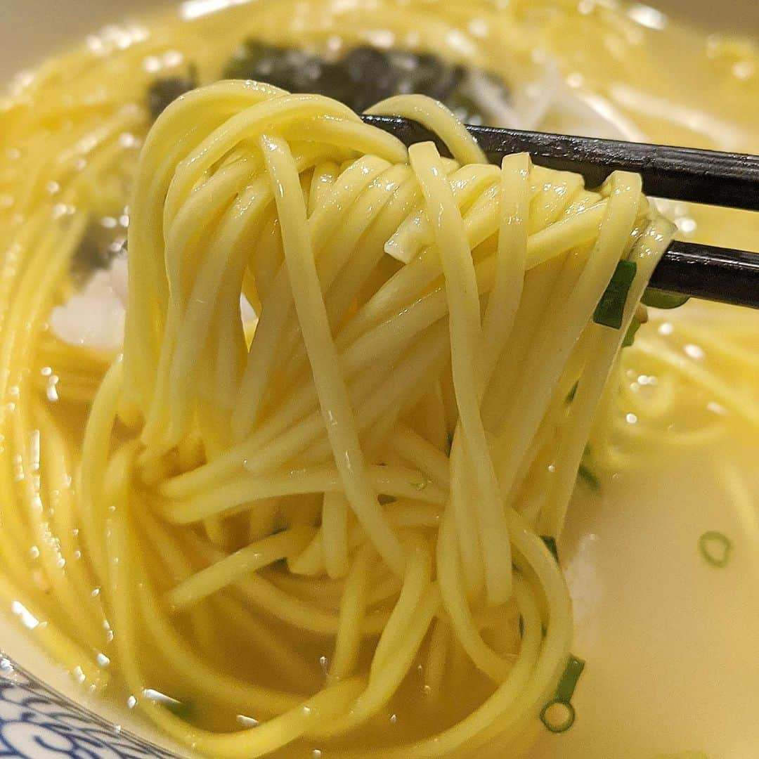 大見さなえさんのインスタグラム写真 - (大見さなえInstagram)「〆の鶏塩ラーメン😋🍜﻿ 三田『#炭火串焼バリうま博多編 』﻿ ﻿ 博多の〆といえばとんこつラーメンのイメージ強いけど﻿ ここは鶏塩！鶏のしっかりとしたコクがありつつも﻿ 後味さっぱりしてて〆にサクッと食べやすい☺️🍜﻿ ﻿ 2つめの〆は高菜おにぎり(*´꒳`*)🍙﻿ ごはんじゃなくておにぎりってところが帰ってきた感じして落ち着く🥺💓﻿ ﻿ その他、焼き豚足、酢もつ、海老串、トマトモツ煮など✨﻿ お酒好きにはたまらないおつまみばかり🤤🍺﻿ ﻿ 店内カウンターとテーブル席あって﻿ 仕事終わりや友達とサクッと飲みに行きたいお店(*^^*)﻿ ﻿ #博多料理 #福岡名物 #高菜おにぎり #麺﻿ #めぐログ_三田 #三田グルメ #ラーメン #麺リフト﻿  #麺スタグラム #ramen #noodles﻿ #飯テロ #麺活 #b級グルメ  #バリうま﻿ #拉麺 #鶏塩ラーメン」7月3日 11時58分 - tabe_megumi