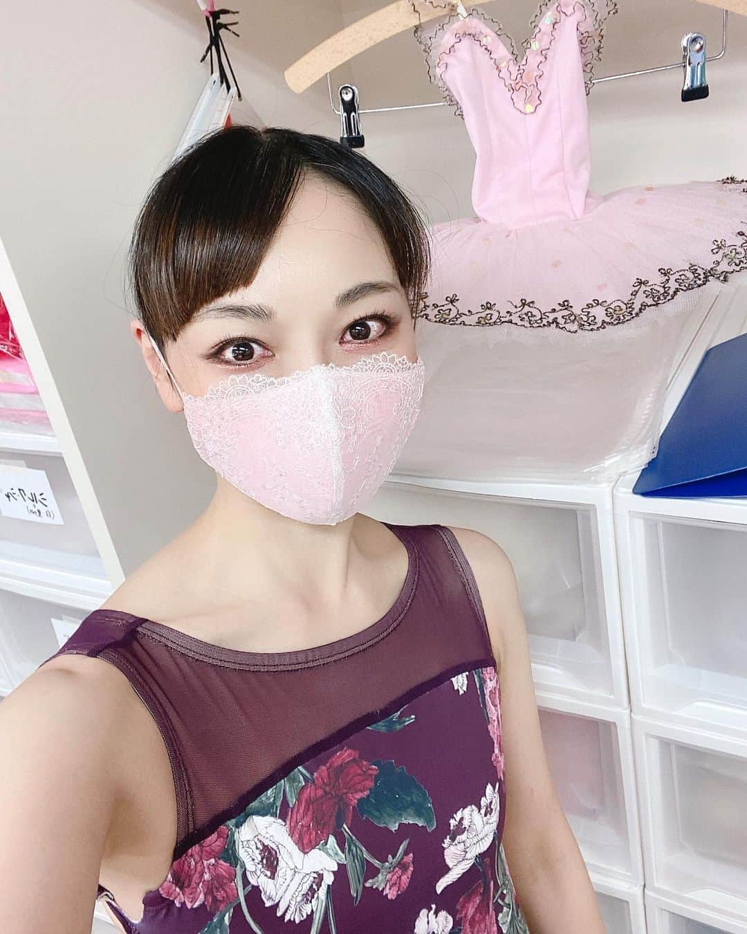 のインスタグラム：「みなさんに聞かれる。。 そのマスク、可愛い😍どこの？😷  にお答えします💗  このレースの😷、スタッフさんがネットで見つけて私を思い浮かべて買ってくれたそうです💕ありがたやー💕 #ランジェリーラボ のサイトでお求めいただけますょ☺️  https://lingerielab.ocnk.net/product-list/14」