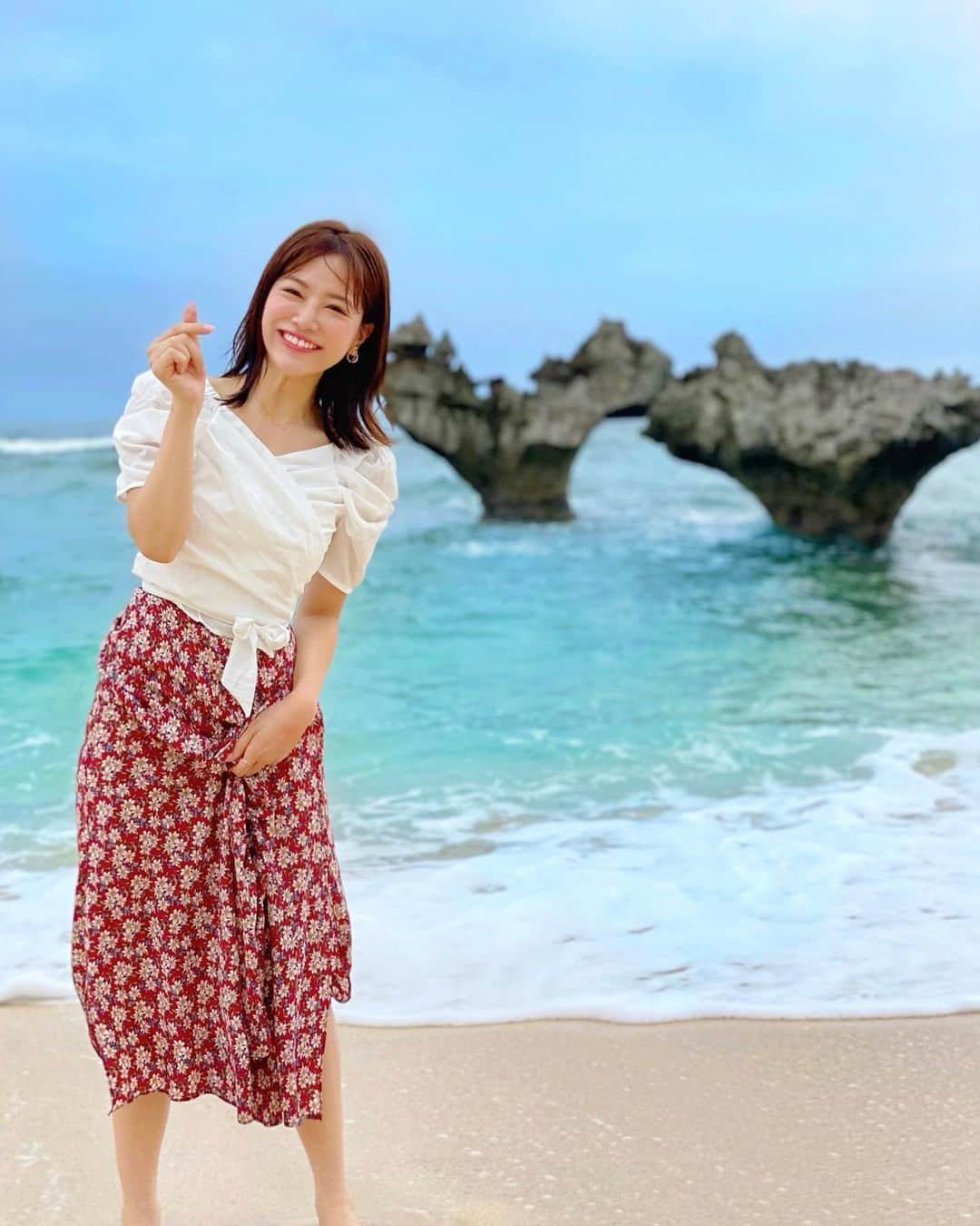 石井里奈さんのインスタグラム写真 - (石井里奈Instagram)「こんにちは☀️ . 沖縄編長くてすみません🙏 古宇利島といえばここ、ハート岩❤️ . 嵐がJALのCMで撮影した場所として一躍観光名所になったところ♡ 普段は嵐ファンや観光客ですごく沢山の人がいるみたいなんだけど、前日大雨の　翌日早朝に行ったので、独り占め🙆‍♀️笑 . 指でハートを作って一緒に写真を📸笑 撮ってる間に波がうちよせてきて、スカートびしょ濡れになりましたが、行けてよかったです🥺💕 パワーもらった感じ🙆‍♀️ . ただ、たどり着くまでかなり草道を歩くので虫嫌いな人は虫除け必須です👏 . tops... @lilirena_  skirts... @acym_official  sandals... @toryburch  . 午後も頑張っていきましょう❤️ . #古宇利島 #kouriisland #嵐 #arashi #嵐ファンと繋がりたい #聖地巡礼 #ハート岩 #パワースポット #沖縄 #沖縄観光 #沖縄旅行 #okinawa #ジャニーズ #johnnys #嵐ファン #嵐にしやがれ #嵐20周年 #海 #国内旅行 #離島 #ビーチ #sea #beach #visitjapan #japanesegirl #海のある生活 #岩 #穴場スポット #インスタ映え #インスタ映えスポット」7月3日 12時08分 - ri7tin1025