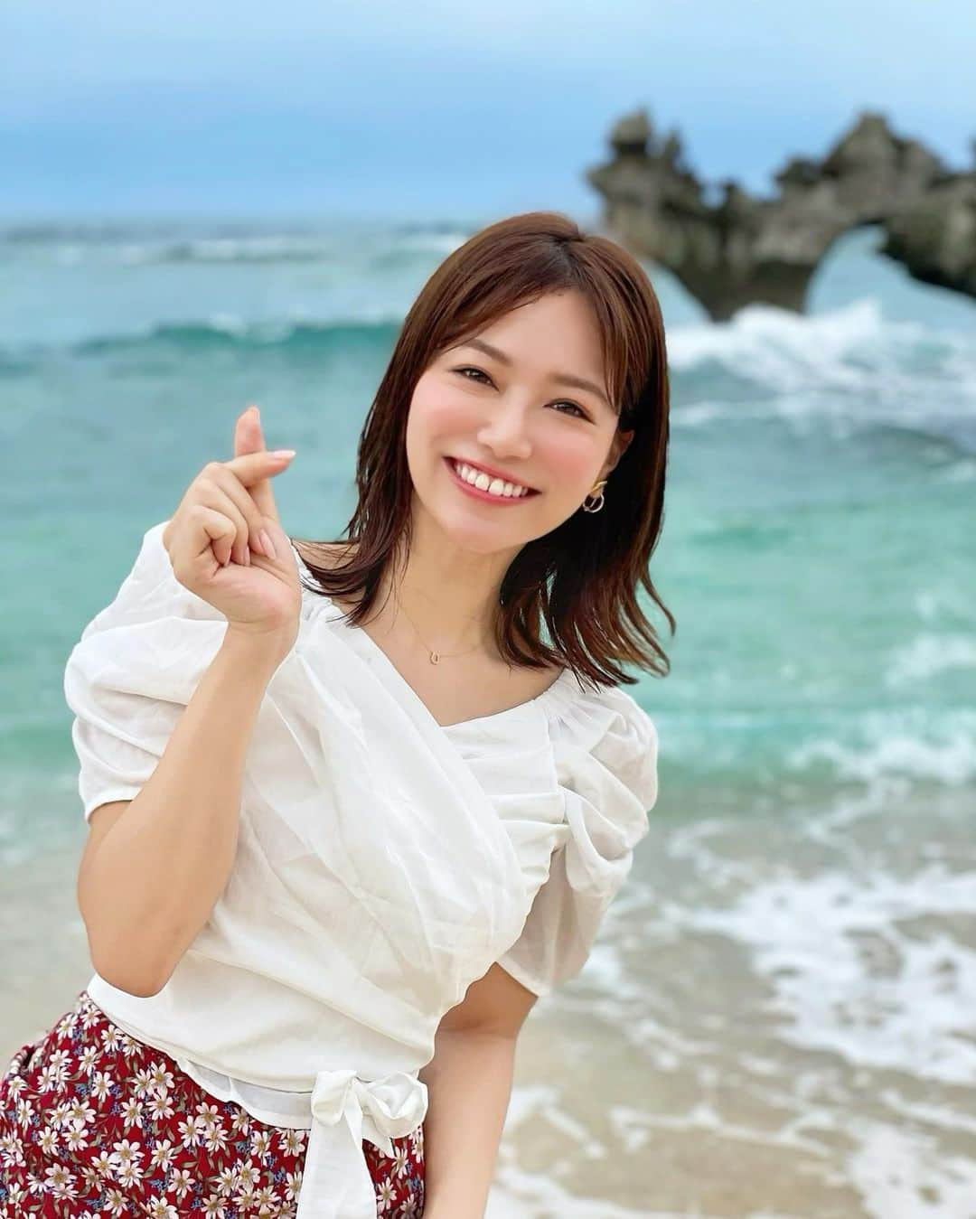 石井里奈さんのインスタグラム写真 - (石井里奈Instagram)「こんにちは☀️ . 沖縄編長くてすみません🙏 古宇利島といえばここ、ハート岩❤️ . 嵐がJALのCMで撮影した場所として一躍観光名所になったところ♡ 普段は嵐ファンや観光客ですごく沢山の人がいるみたいなんだけど、前日大雨の　翌日早朝に行ったので、独り占め🙆‍♀️笑 . 指でハートを作って一緒に写真を📸笑 撮ってる間に波がうちよせてきて、スカートびしょ濡れになりましたが、行けてよかったです🥺💕 パワーもらった感じ🙆‍♀️ . ただ、たどり着くまでかなり草道を歩くので虫嫌いな人は虫除け必須です👏 . tops... @lilirena_  skirts... @acym_official  sandals... @toryburch  . 午後も頑張っていきましょう❤️ . #古宇利島 #kouriisland #嵐 #arashi #嵐ファンと繋がりたい #聖地巡礼 #ハート岩 #パワースポット #沖縄 #沖縄観光 #沖縄旅行 #okinawa #ジャニーズ #johnnys #嵐ファン #嵐にしやがれ #嵐20周年 #海 #国内旅行 #離島 #ビーチ #sea #beach #visitjapan #japanesegirl #海のある生活 #岩 #穴場スポット #インスタ映え #インスタ映えスポット」7月3日 12時08分 - ri7tin1025