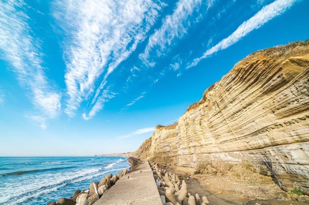 THE GATEのインスタグラム：「【 Byobugaura // #Chiba 】 Byobugaura is a rocky beach, spanning across for 10 kilometers on the coast of Chiba prefecture.   The cliffs on Byobugaura are as high as 50 meters, and looks similar to the Straight of Dover.   In 2016, it was designated as a national natural monument.   The sunset at Byobugaura is phenomenal, with the sun slowly sinking into the Pacific Ocean. . ————————————————————————————— ◉Adress 1 Misaki-cho, Choshi-shi, Chiba————————————————————————————— THE GATE is a website for all journeys in Japan.  Check more information about Japan. →@thegate.japan . #Japan #view #travel #exploring #visitjapan #sightseeing #ilovejapan #triptojapan #japan_of_insta #療癒 #instagood #粉我 #赞 #travelgram #instatravel #unknownjapan #instagramjapan #instaday #oceanview #ocianlife #bathing #Maligo #karagatan #沐浴　#해수욕　#Mandi #lautan #byobugaura」