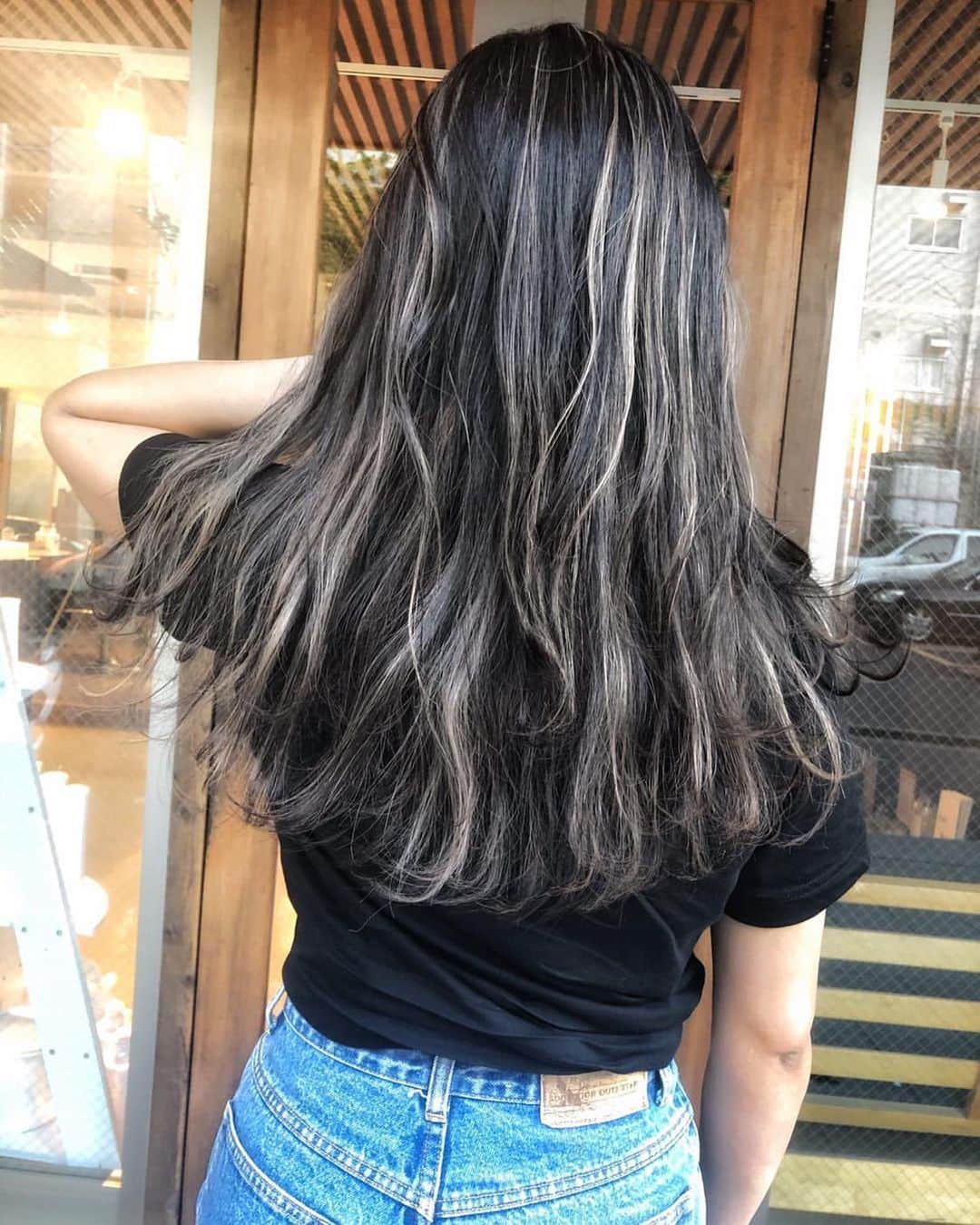 HANAEのインスタグラム：「_ 2年ぶりくらいにハイライト入れた🥺🌈🌴 インスタ見てたらどストライクな髪色の写真を見つけて @haruaki_matumura さんにお願いしました🥺 最高な髪色に仕上げてくれてありがとうございます🥺🙏❤️ _ #newhaircolor #ハイライト #ハイライトカラー」